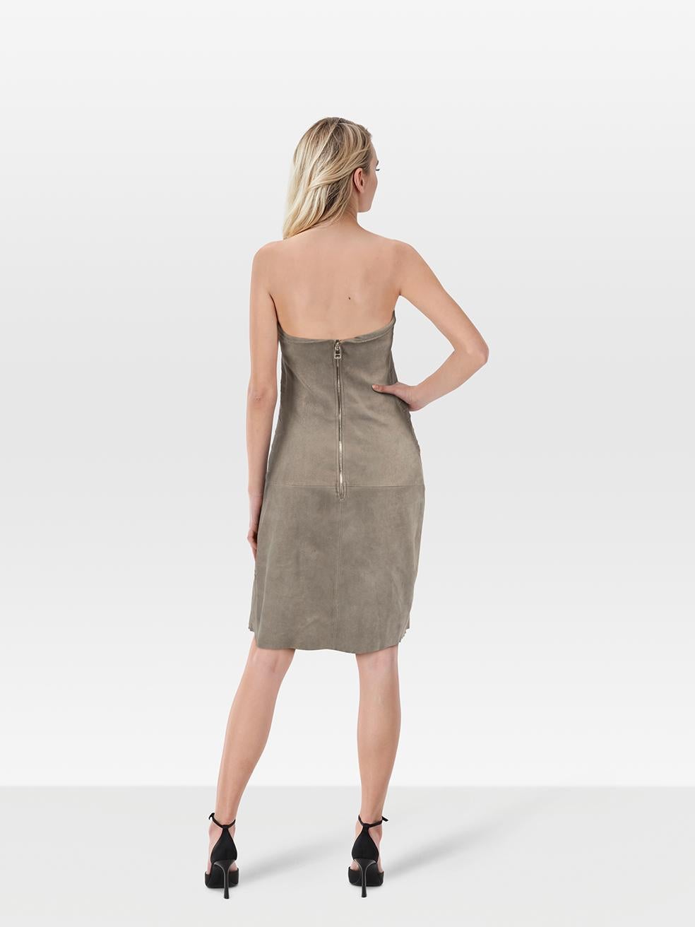 L'ÉTAT est très bon. L'usure de la robe est minime. Marques sur l'avant gauche de cet article de revente d'occasion du designer Jitrois. Les marques peuvent nécessiter un lavage délicat à la main, contrairement aux instructions de nettoyage à sec.