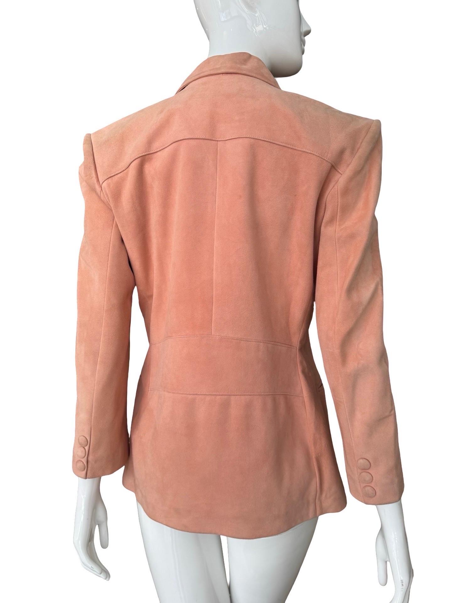 Superbe veste en daim rose à double boutonnage des maîtres du cuir Jitrois.  Rose tendre avec des épaulettes solides et des boutons recouverts de daim.   Quelques décolorations et usures sur les épaules principalement.  Légères décolorations