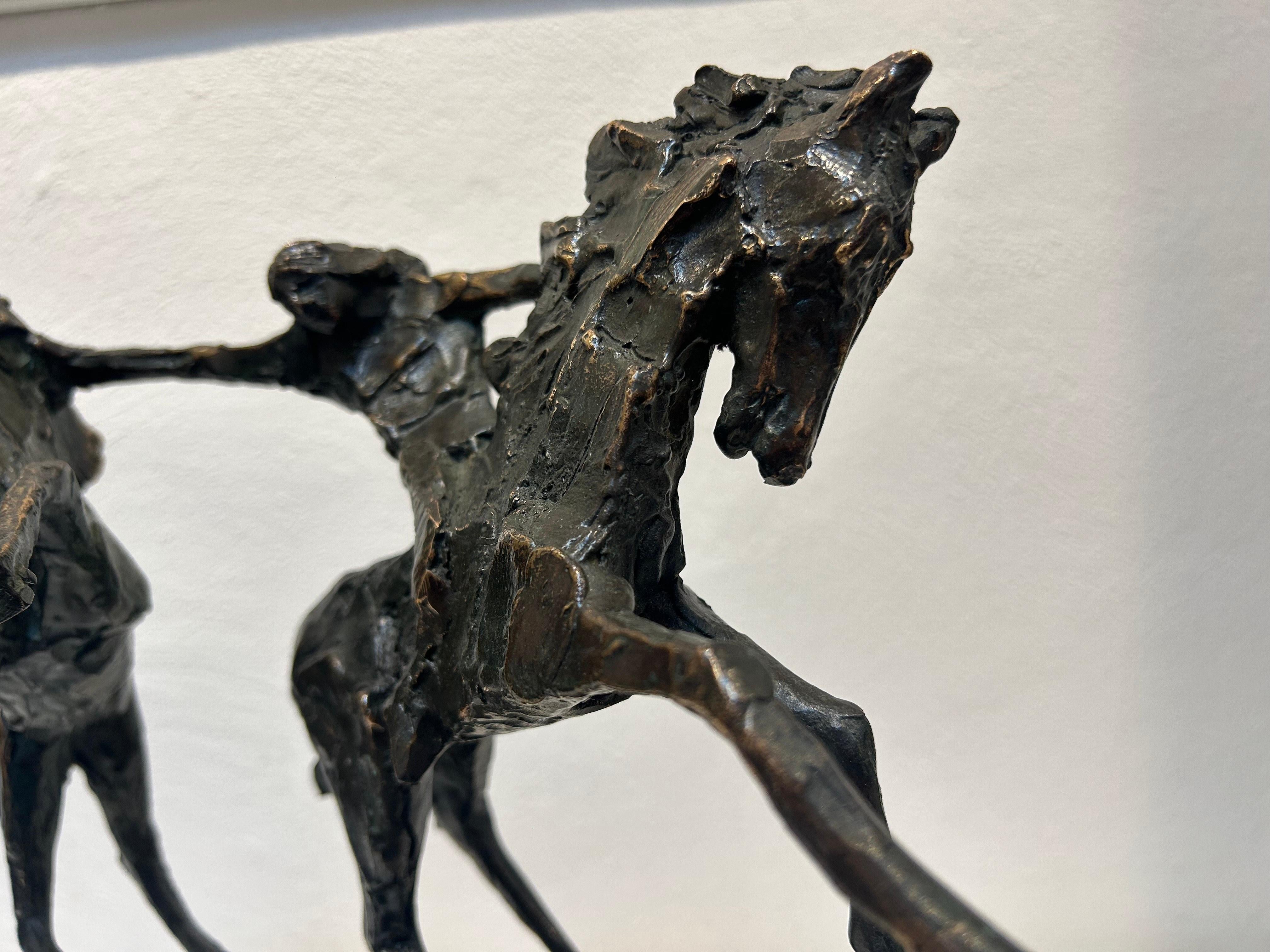 Amazone met Twee Paarden Escultura Caballo Animal Contemporáneo Bronce Nuevo En Stock

Sobre Jits Bakker (1937-2014)
Jits Bakker fue un polifacético artista holandés: escultor, pintor, acuarelista, dibujante, artista del vidrio, orfebre y artista