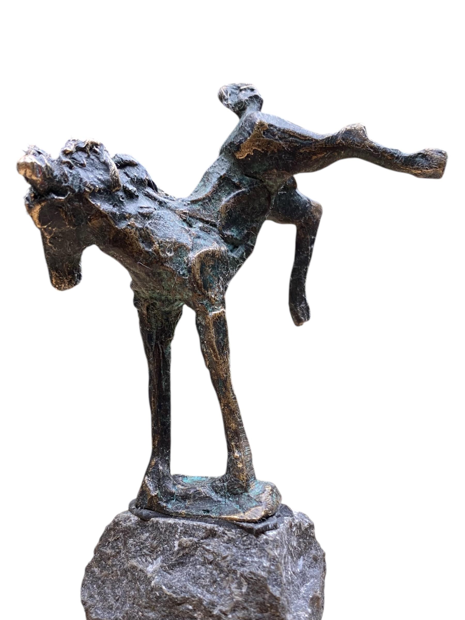 Figurative Sculpture di Jits Bakker - Dartel Veulen Puledro Frisky Cavallo Scultura in bronzo Animale in stock