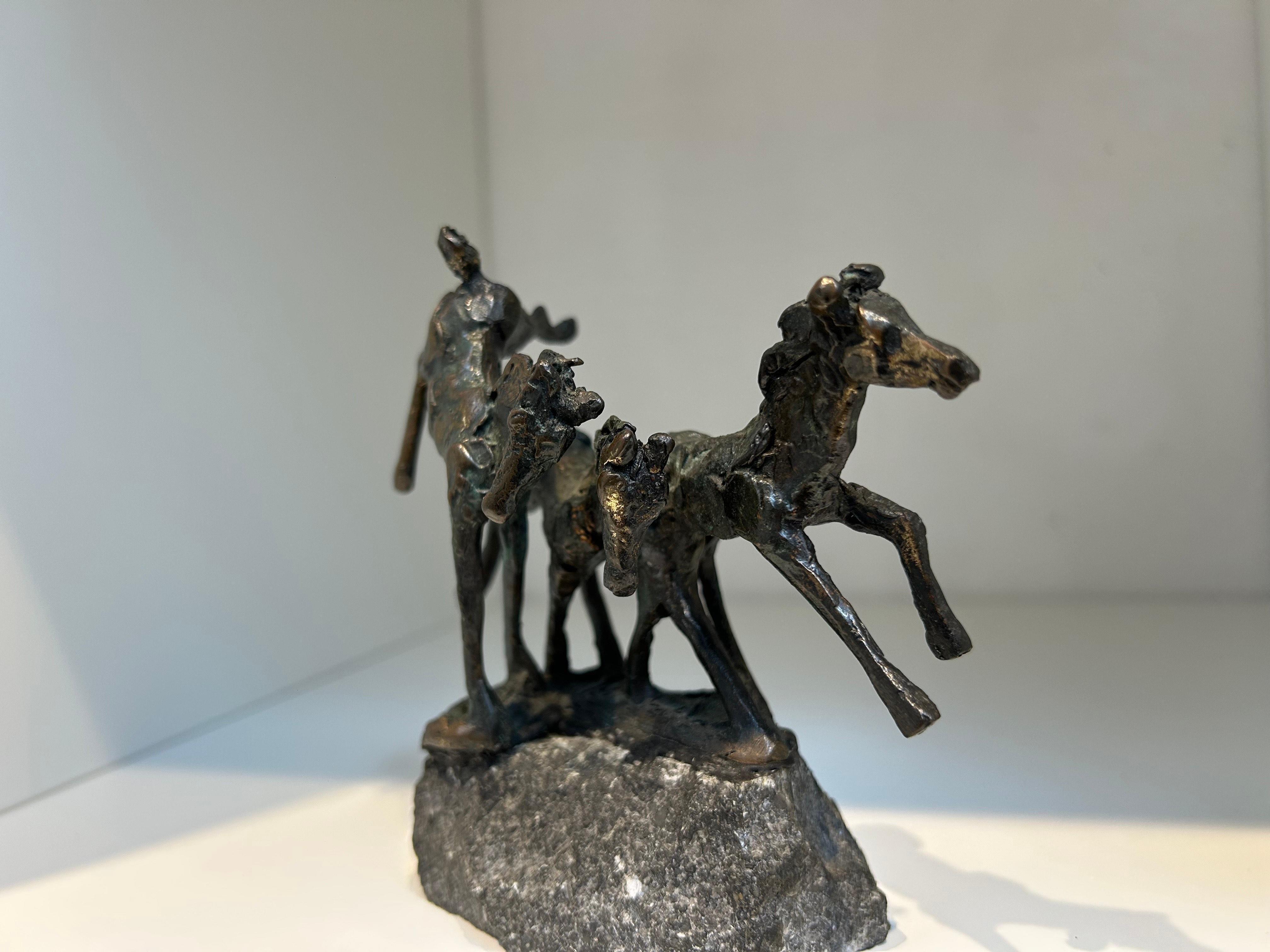 Drie Paarden Tre cavalli Scultura figurativa animale contemporanea In magazzino - Abstract Sculpture Oro di Jits Bakker