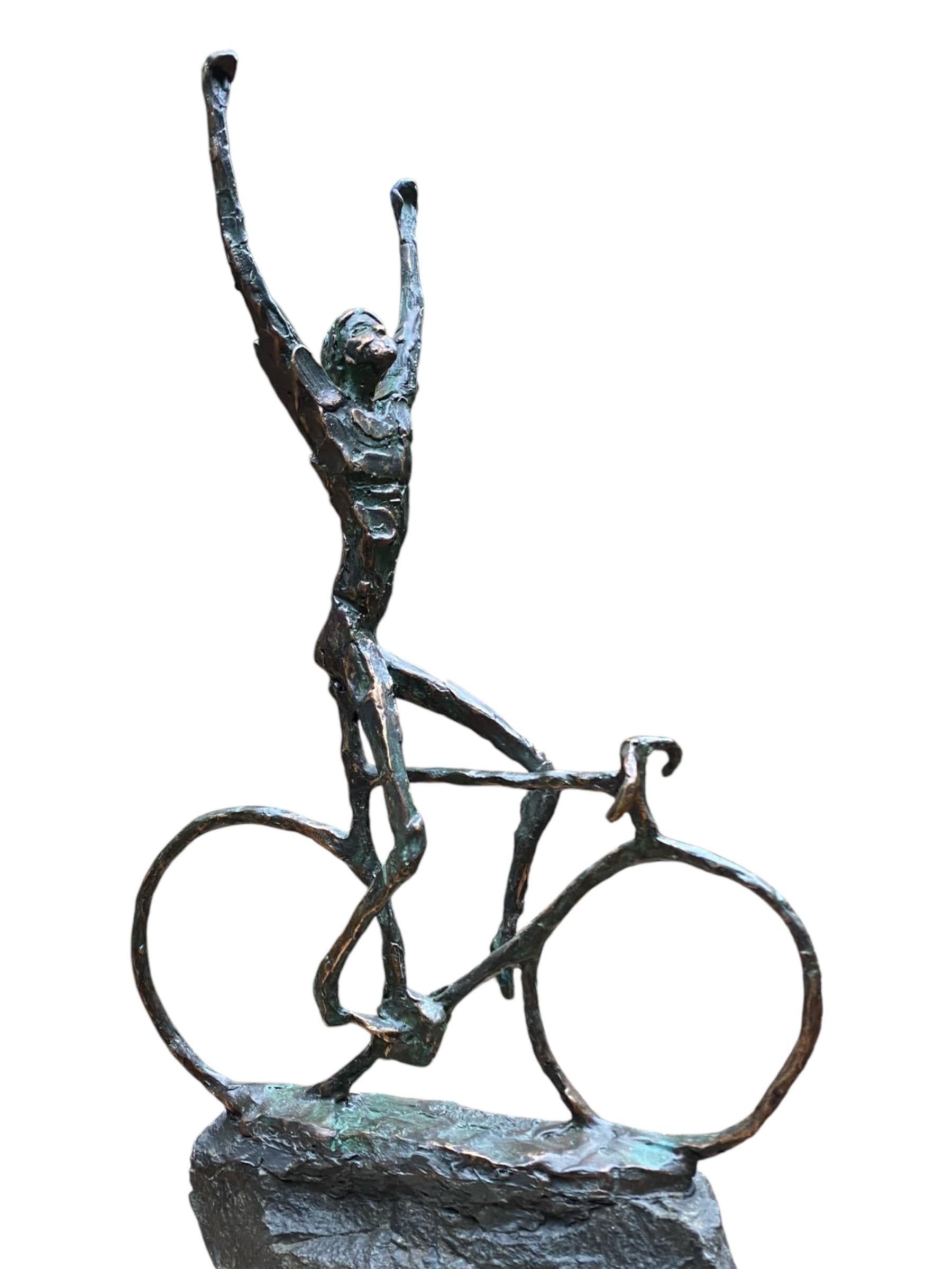 Sculpture en bronze d'un cycliste de course sur vélo, en stock