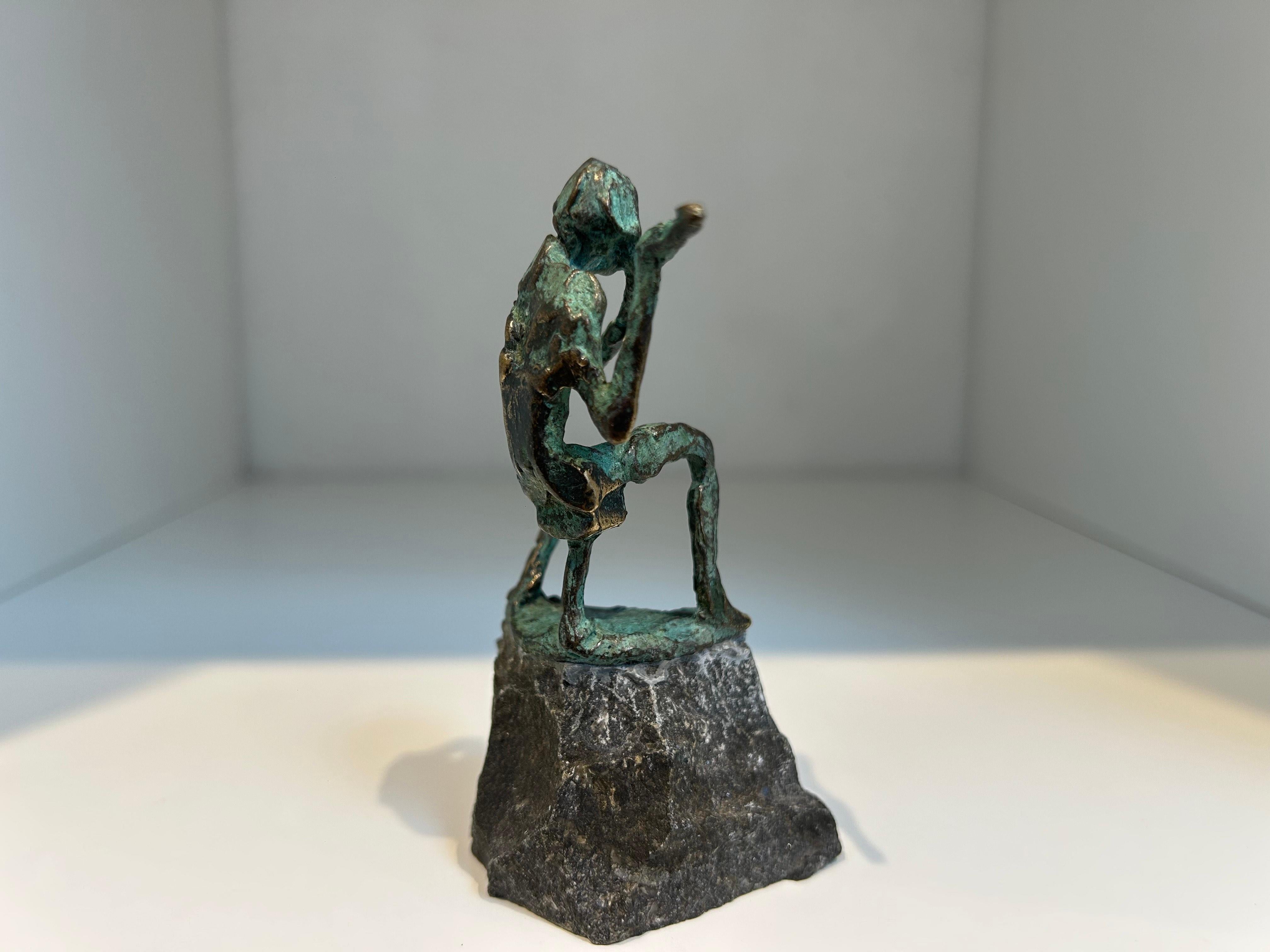 Fluitspeler Flautista Músico Escultura Contemporánea Figurativa Bronce 

Jits Bakker fue un polifacético artista holandés: escultor, pintor, acuarelista, dibujante, artista del vidrio, orfebre y artista gráfico. Se negó a limitarse a una disciplina