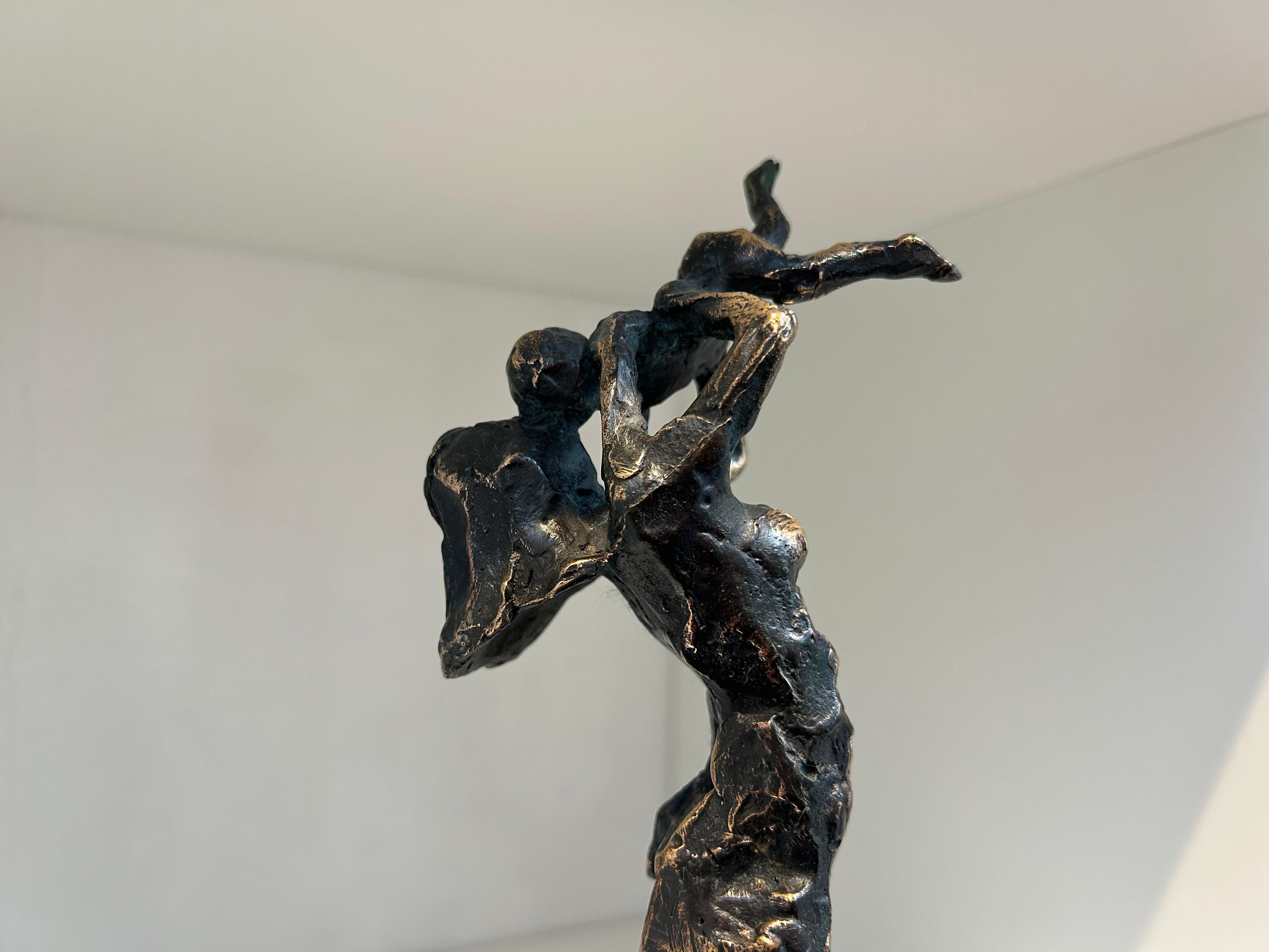 Happiness Big Woman Child Scultura contemporanea figurativa in bronzo In magazzino - Nude Sculpture Oro di Jits Bakker