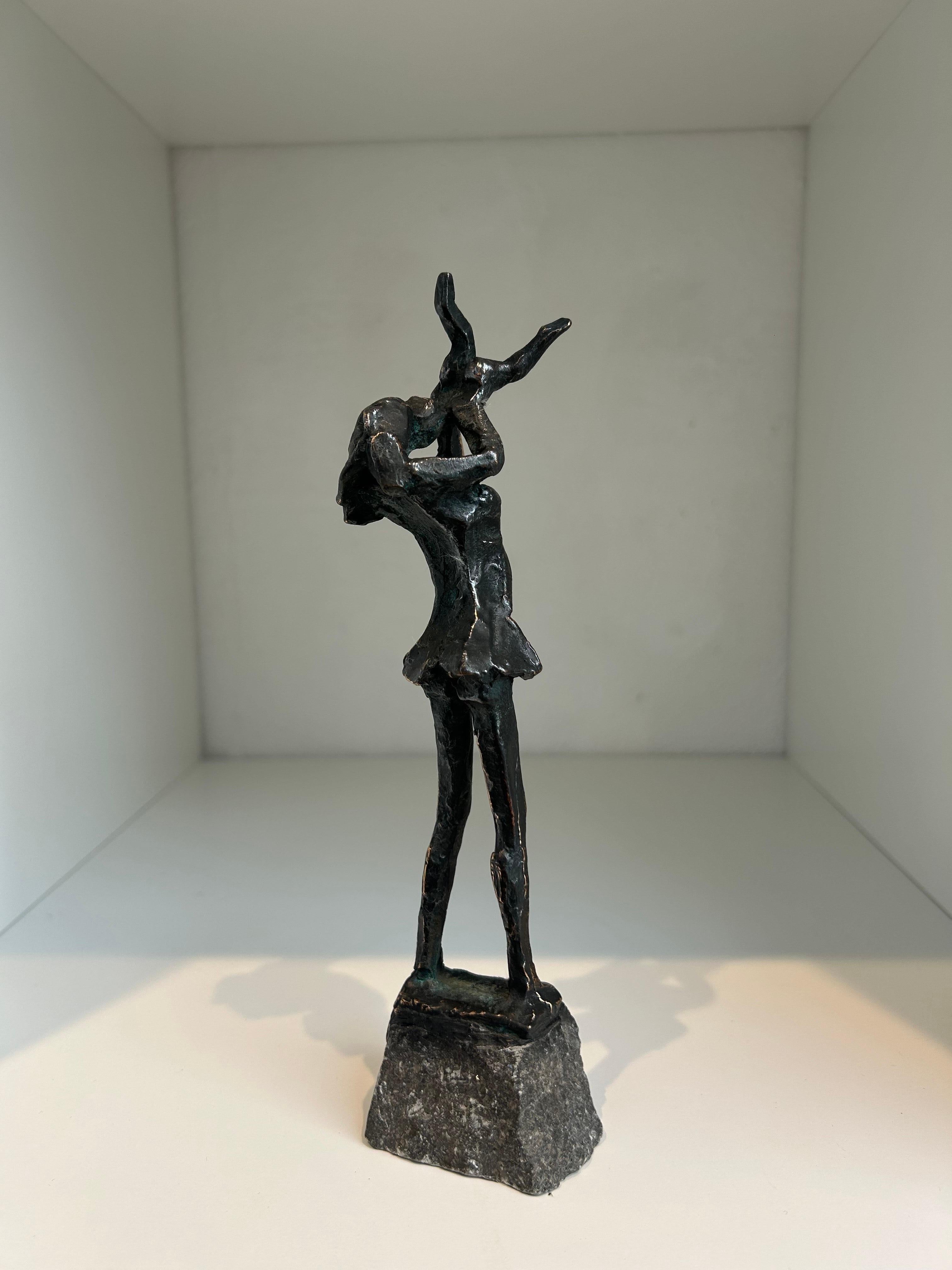 Happiness Piccola scultura nuda figurativa in bronzo Madre, Corpo e Bambino Contemporanea

Jits Bakker era un artista olandese versatile: scultore, pittore, acquerellista, disegnatore, artista del vetro, argentiere e grafico. An He rifiuta di essere