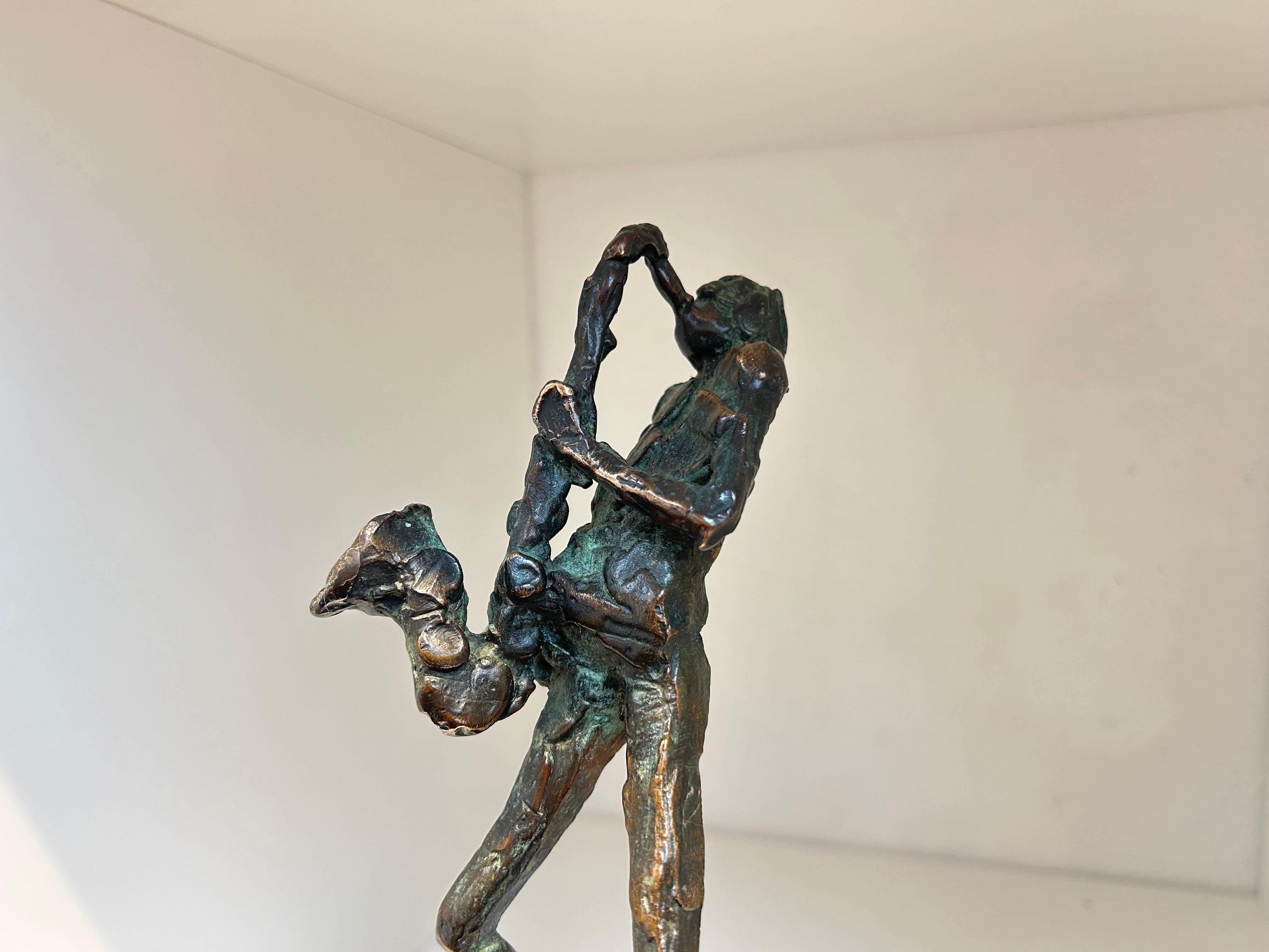 Sax Solo Saxofonista Músico Escultura Contemporánea Figurativa Bronce En Stock

Jits Bakker fue un polifacético artista holandés: escultor, pintor, acuarelista, dibujante, artista del vidrio, orfebre y artista gráfico. Se negó a limitarse a una