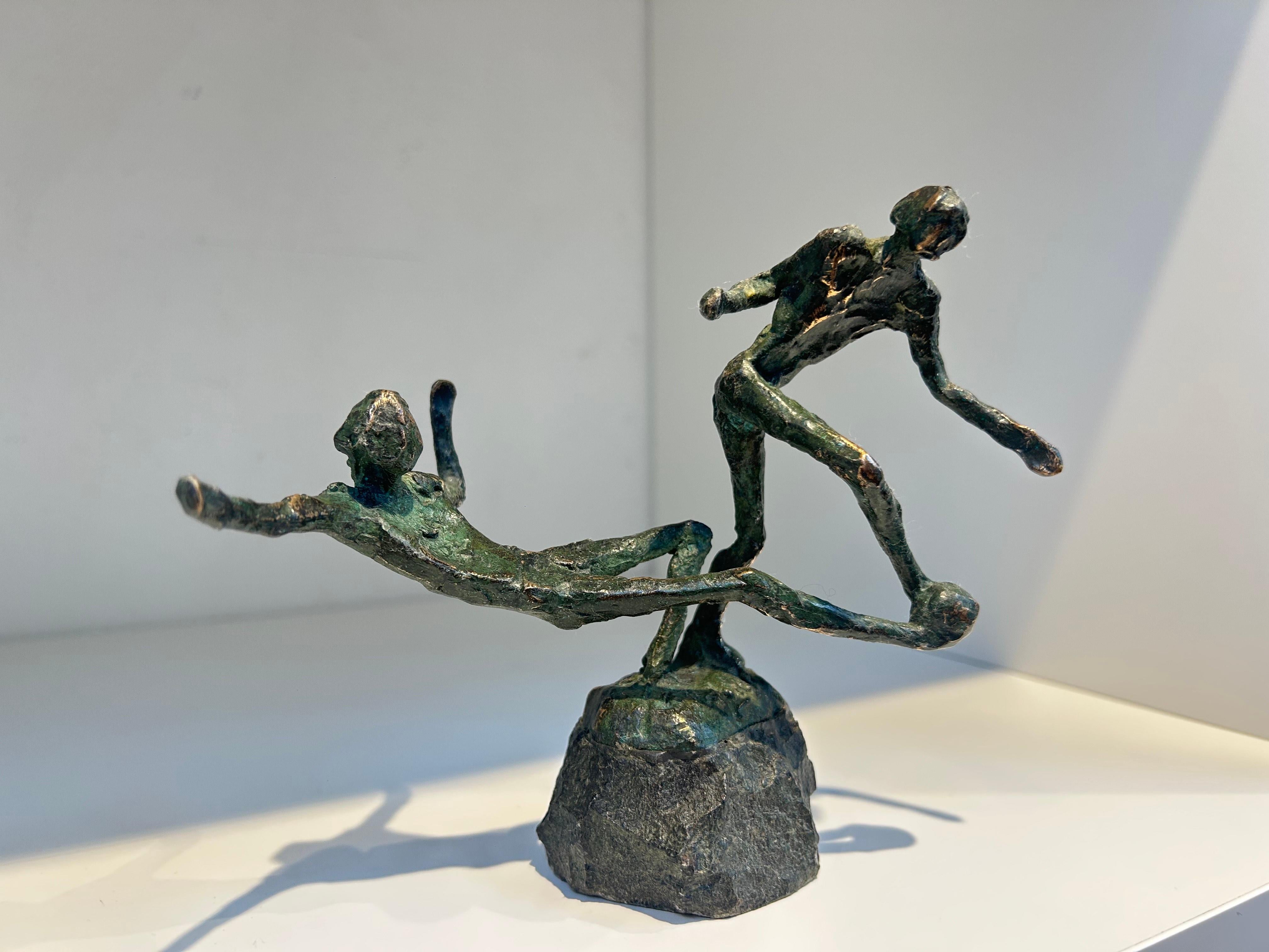 Escultura deslizante de bronce Fútbol Deporte Artista holandés En Stock - Sculpture Contemporáneo de Jits Bakker