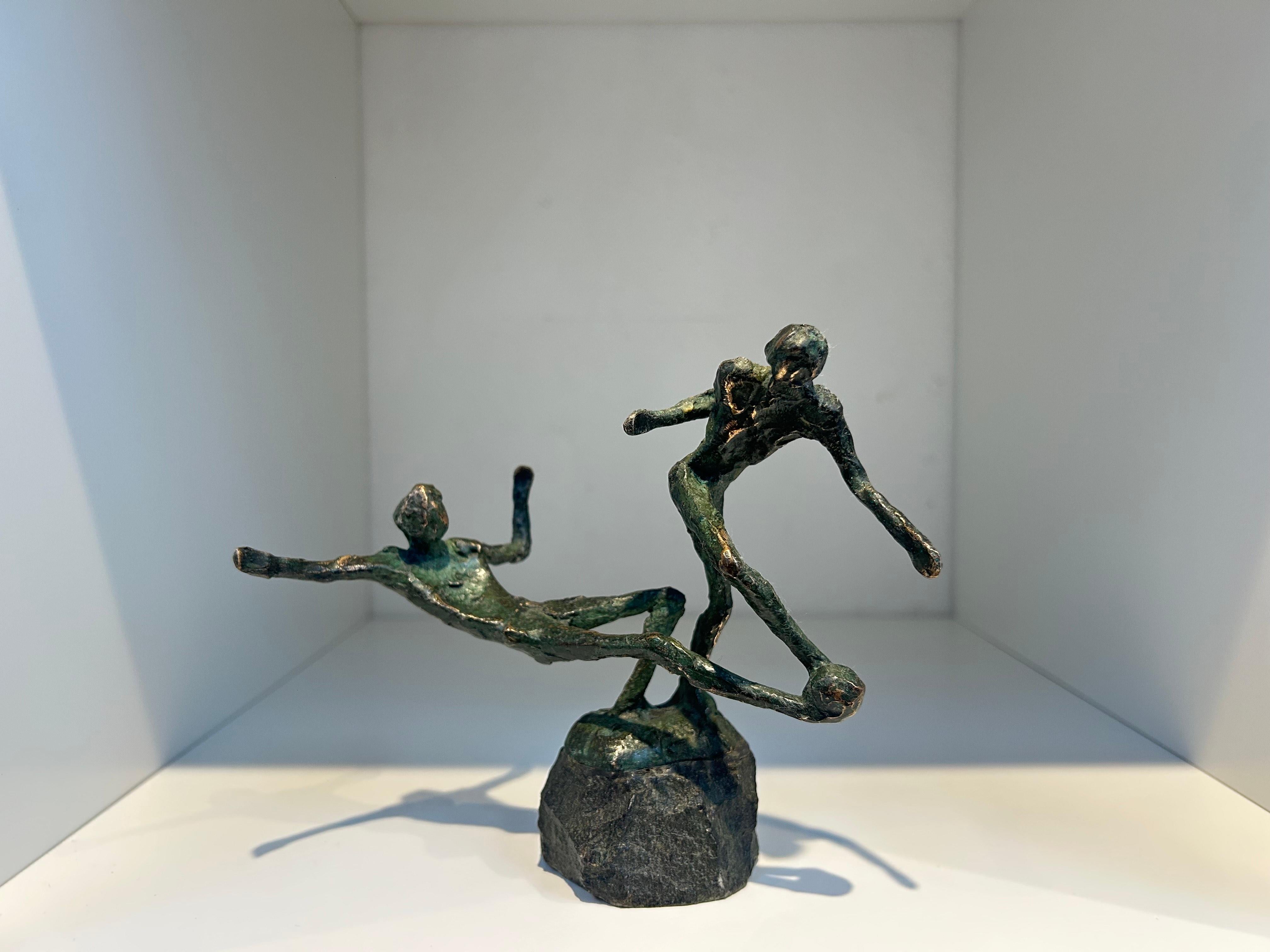 Escultura deslizante de bronce Fútbol Deporte Artista holandés En Stock en venta 2