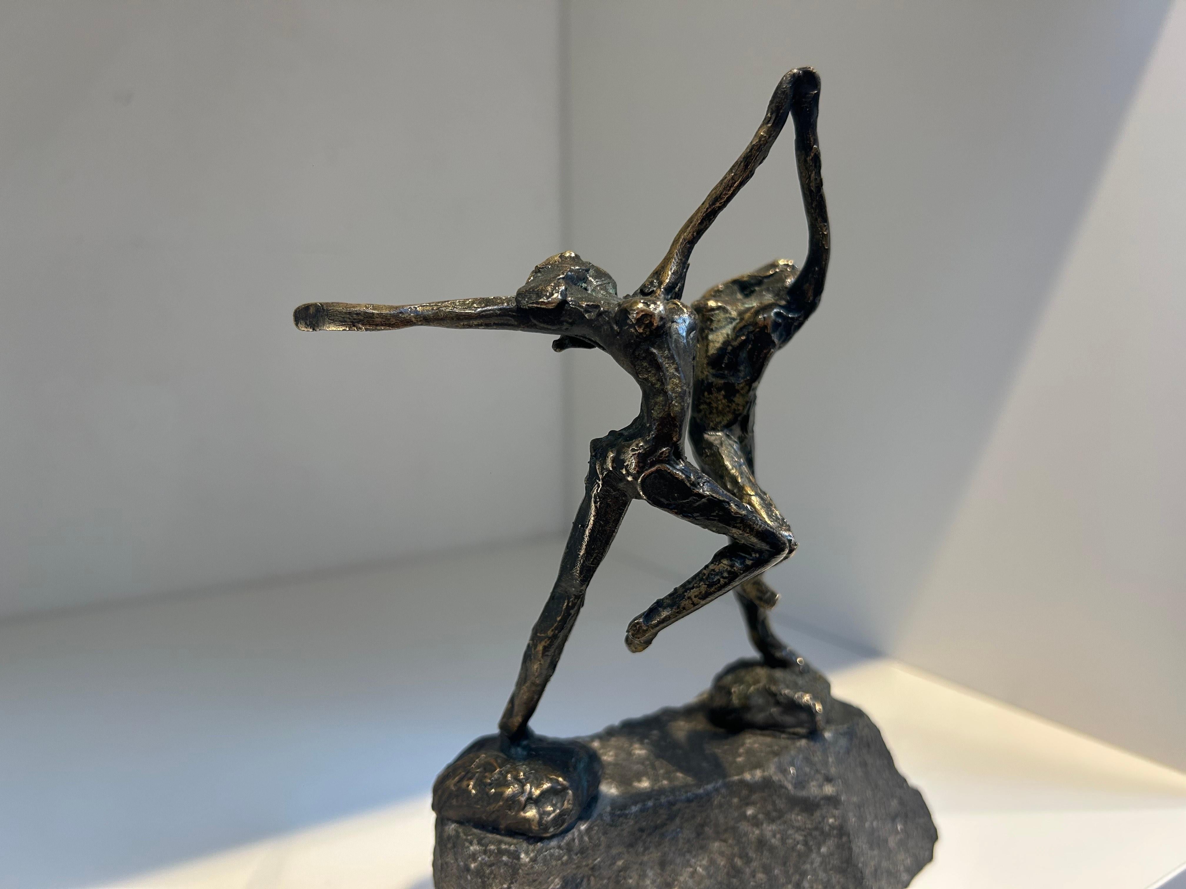 Artistics (1937-2014) était un artiste visuel néerlandais profondément inspiré par la mythologie classique et les idéaux de la Renaissance. Bien qu'il soit surtout connu internationalement comme sculpteur, ses talents artistiques couvrent un large