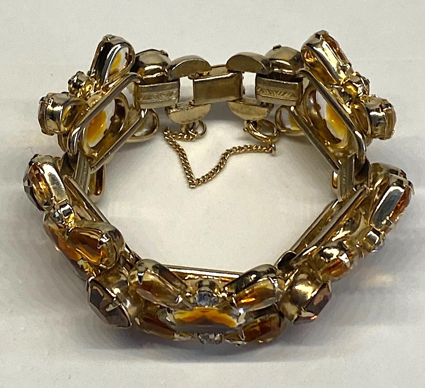 A very nice Juliana crystal and rhinestone bracelet from the 1960s. It is shown on page 204 in The Art of Juliana Jeweler y book by Katerina Musetti. See last photo. The large oval 13 x 18 mm stones and the 8 x 14 mm pear shape stones are clear with