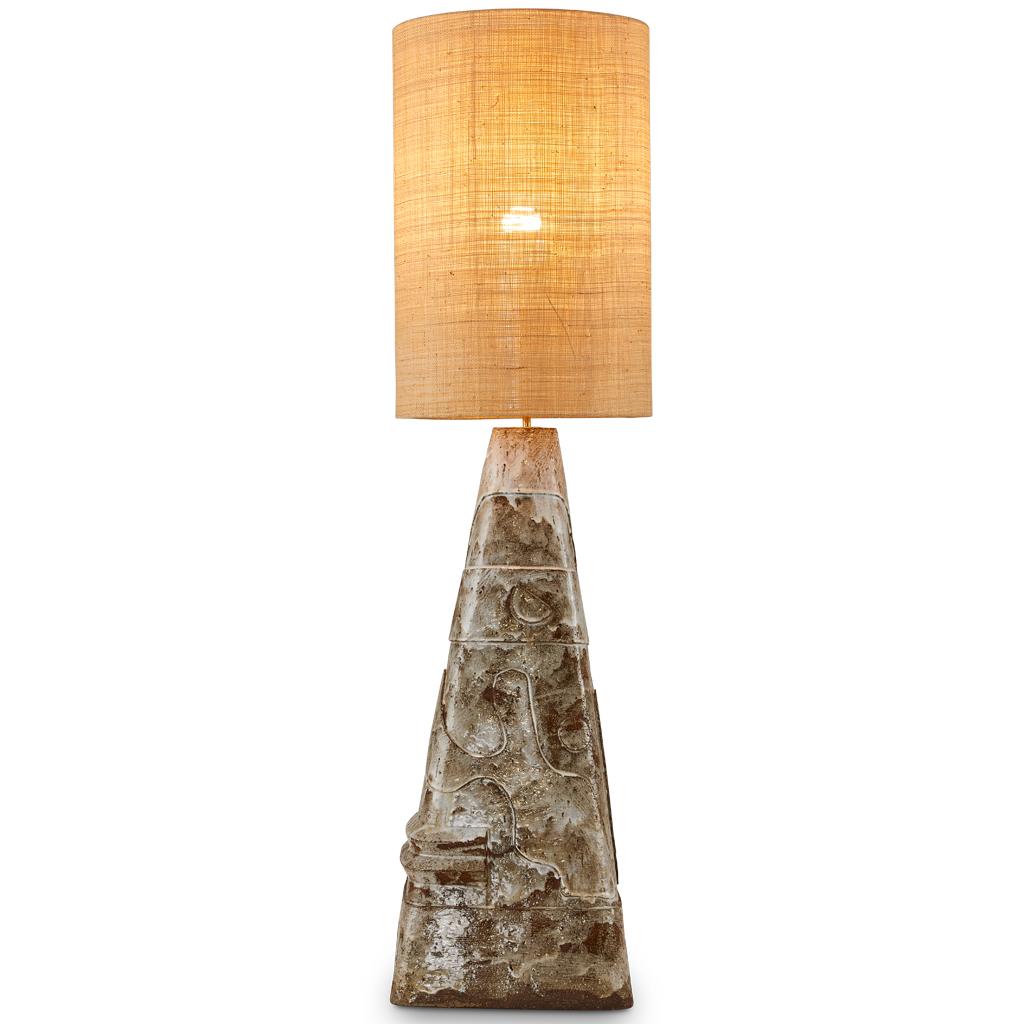 Moderne Grand lampadaire moderne d'inspiration Jive 70 en céramique, laiton et raphia, fait à la main  en vente