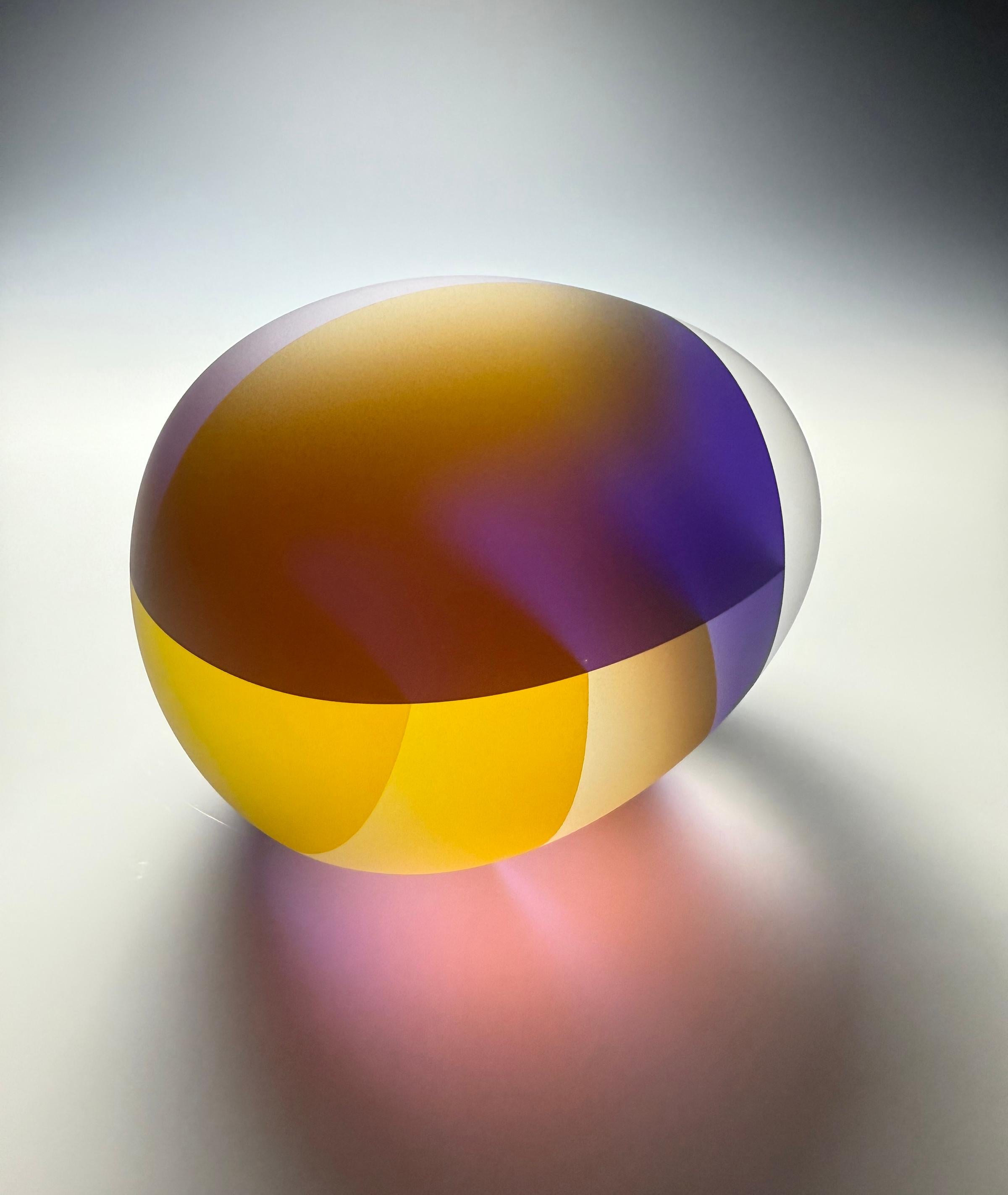 Zeitgenössische Glasskulptur, Minimalistisches Design, Optisch, Innen farbig laminiert im Angebot 1