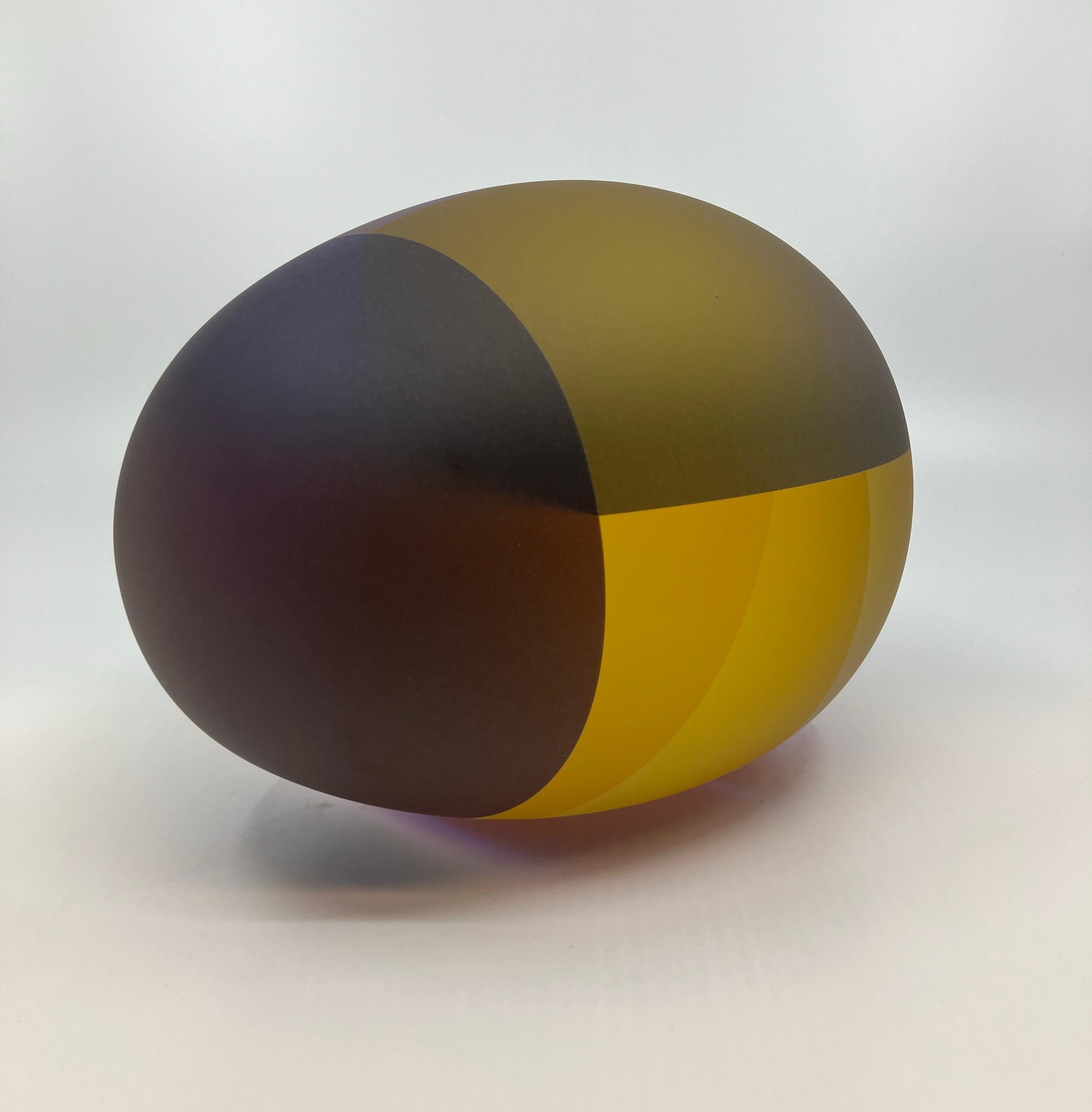 Zeitgenössische Glasskulptur, Minimalistisches Design, Optisch, Innen farbig laminiert im Angebot 4