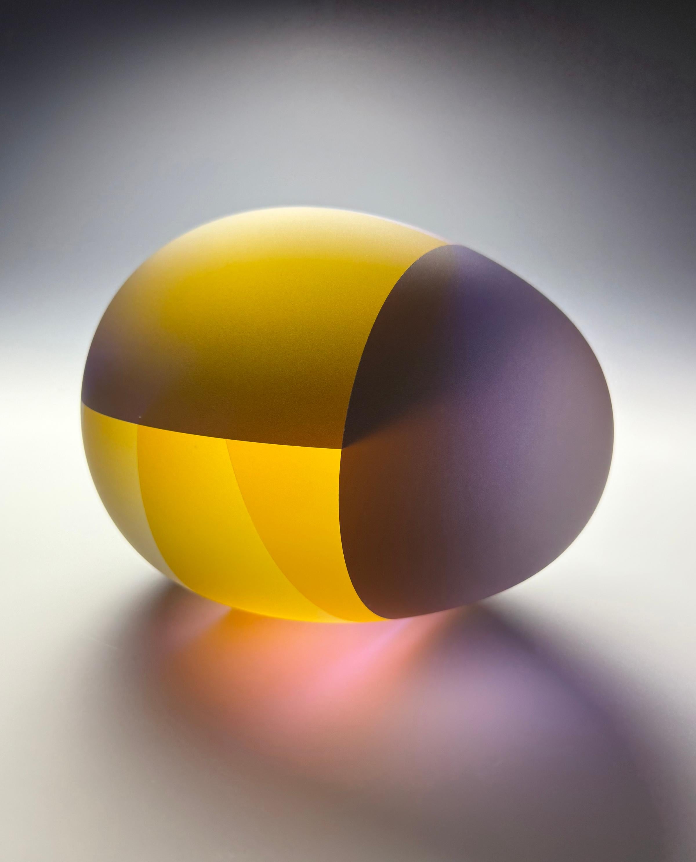 Zeitgenössische Glasskulptur, Minimalistisches Design, Optisch, Innen farbig laminiert – Sculpture von Jiyong Lee