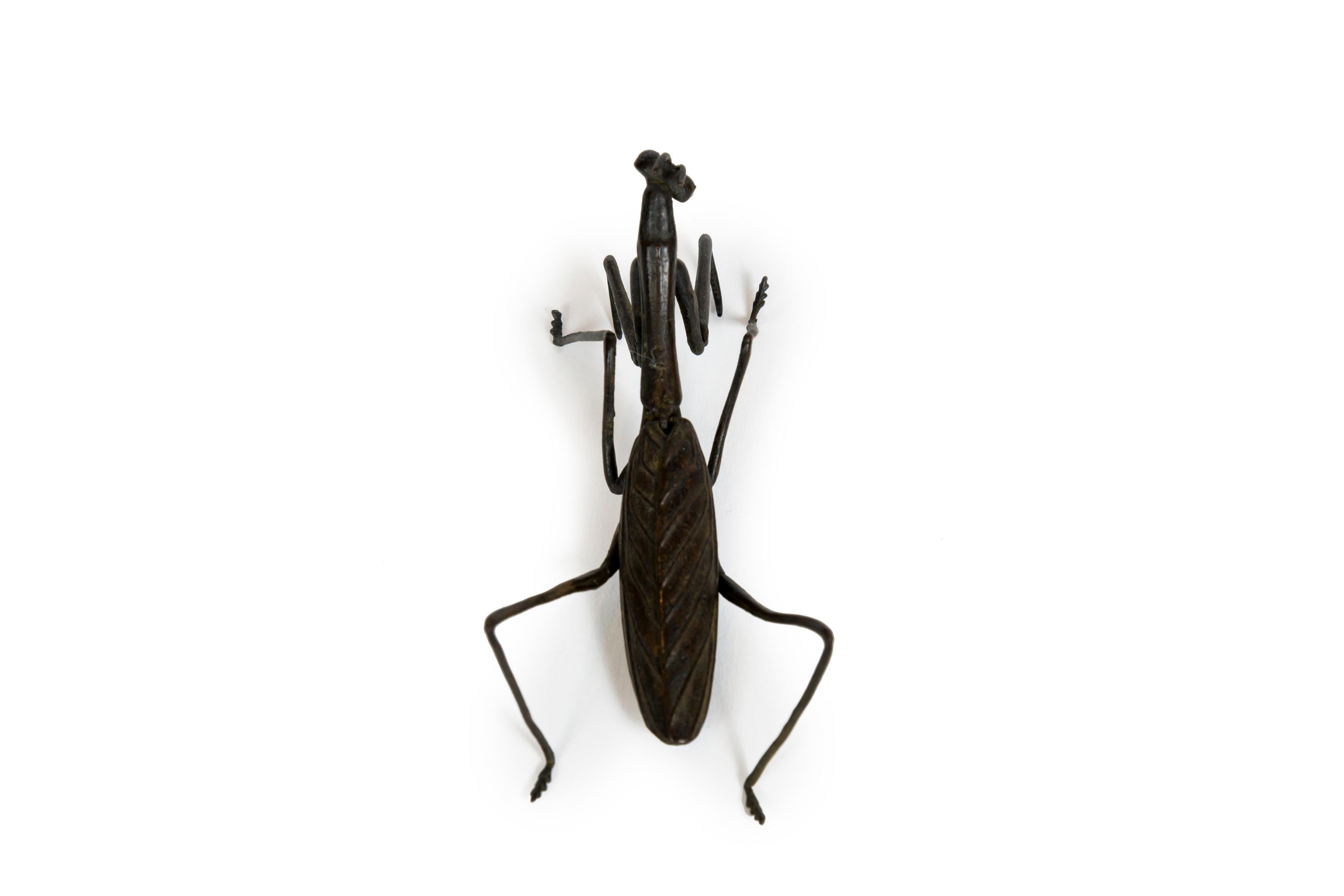 Jizai okimono bronze sculpture of an articulated praying mantis In Good Condition For Sale In PARIS, FR