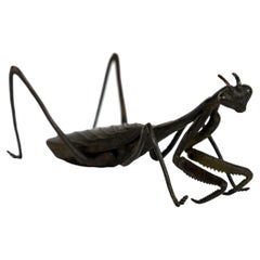 Escultura de bronce jizai okimono de una mantis religiosa articulada