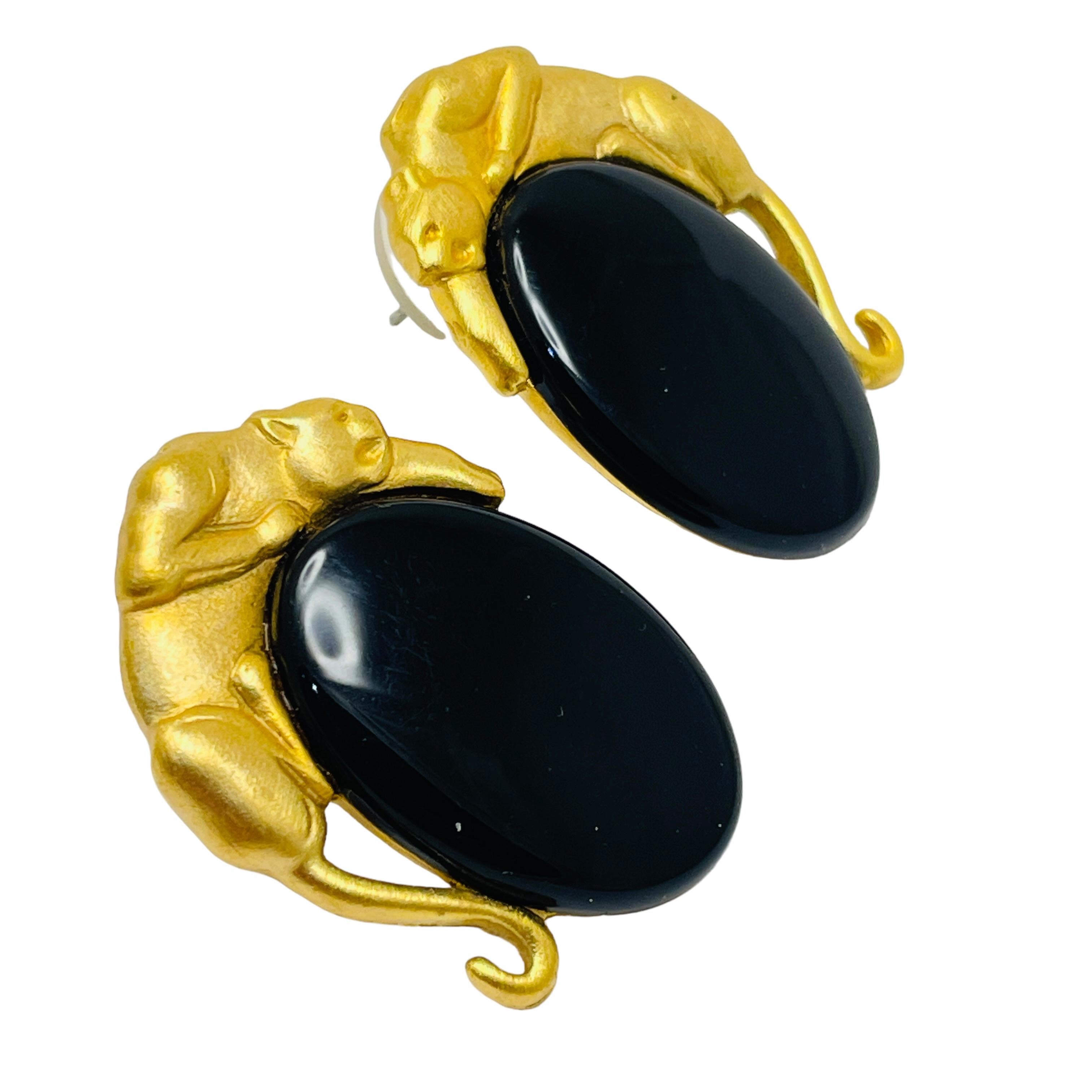 DETAILS

• signed JJ 1988

• gold tone with glass

• vintage designer earrings

MEASUREMENTS  

• 

CONDITION

•  very good vintage condition with minimal signs of wear 

 Sku 44

❤️❤️  VINTAGE DESIGNER JEWELRY ❤️❤️

❤️❤️  ALEXANDER’S BOUTIQUE  ❤️❤️
