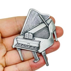 JJ 1988 signed vintage silver tone piano designer brooch