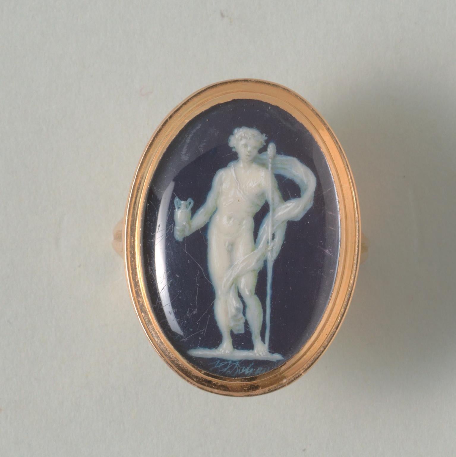 This French ring, from around 1780, is crafted in 18 carat gold. Under the glass we see the god Bacchus, the god of wine and merriment. It is a signed work by Jacques-Joseph de Gault (1738 – 1812). Both the image and its setting are original and in