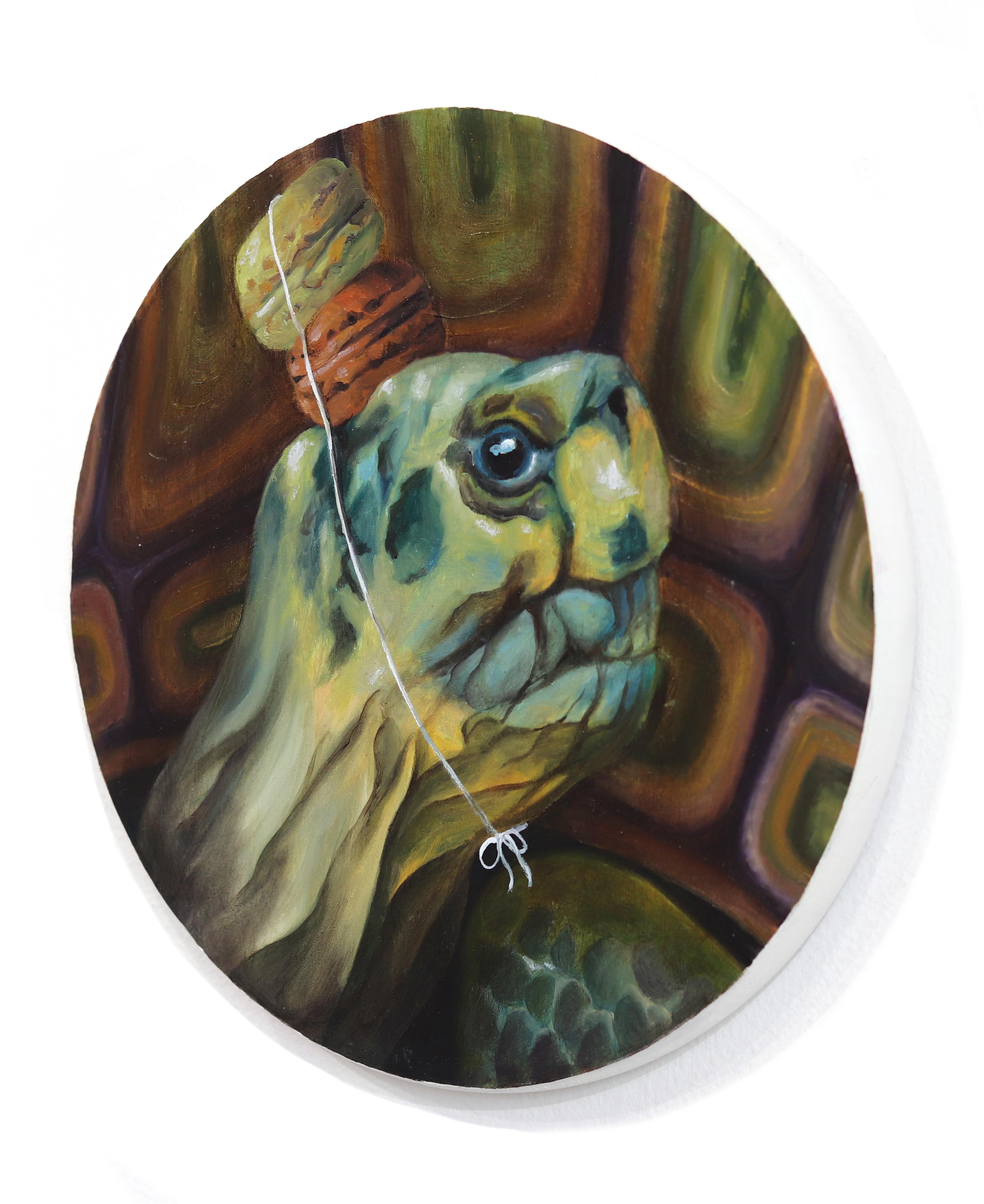 Tortue avec une couronne de macarons n° 2 - Peinture sur bois d'animaux et de desserts enjoués - Noir Figurative Painting par JJ Galloway