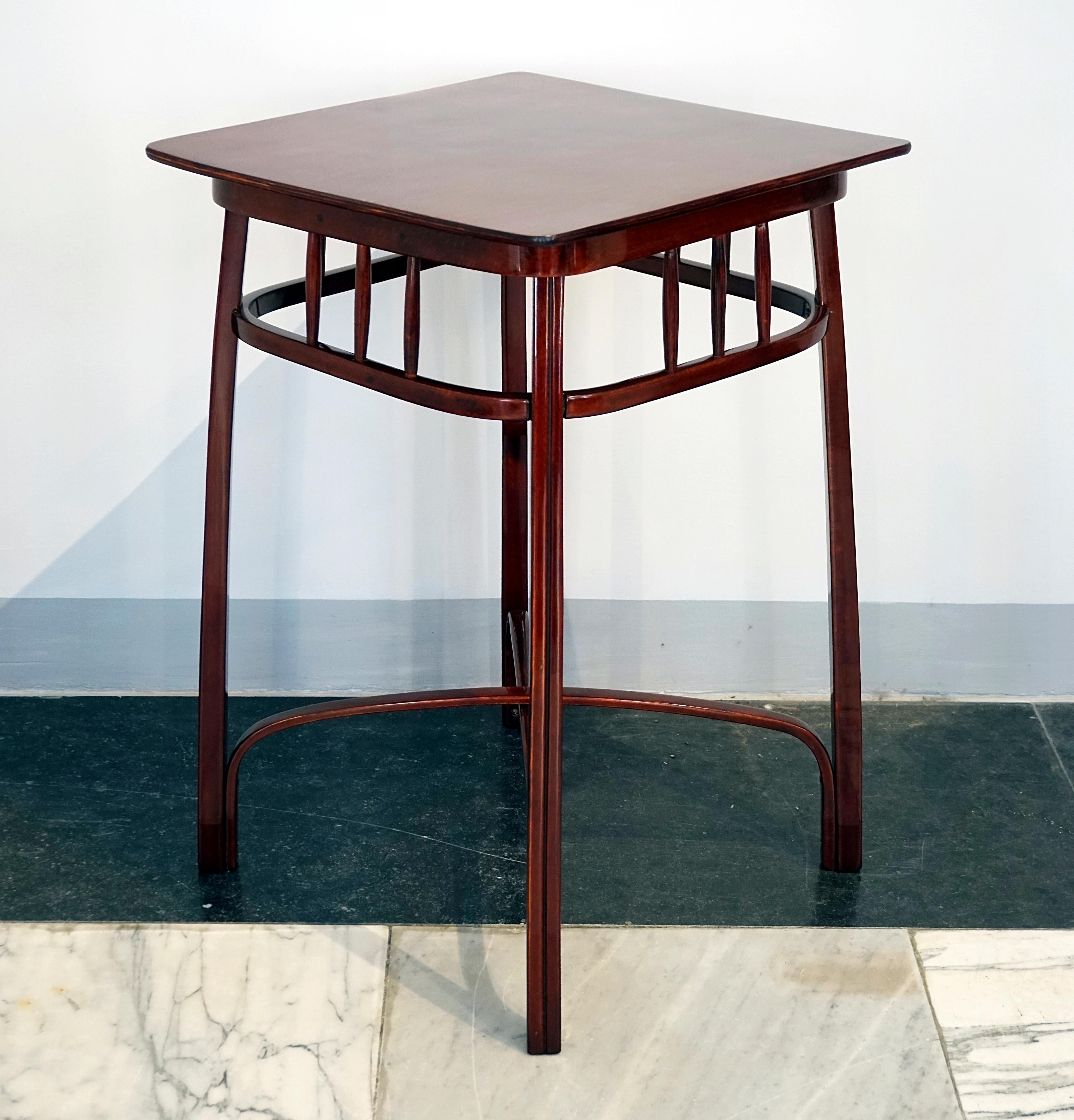 Elegant Art Nouveau waiting table, or flower table, on slightly outwardly curved legs, with decorative struts underneath the table top and in the base area.
High-quality handcrafted furniture with decorative bentwood elements that combine formal