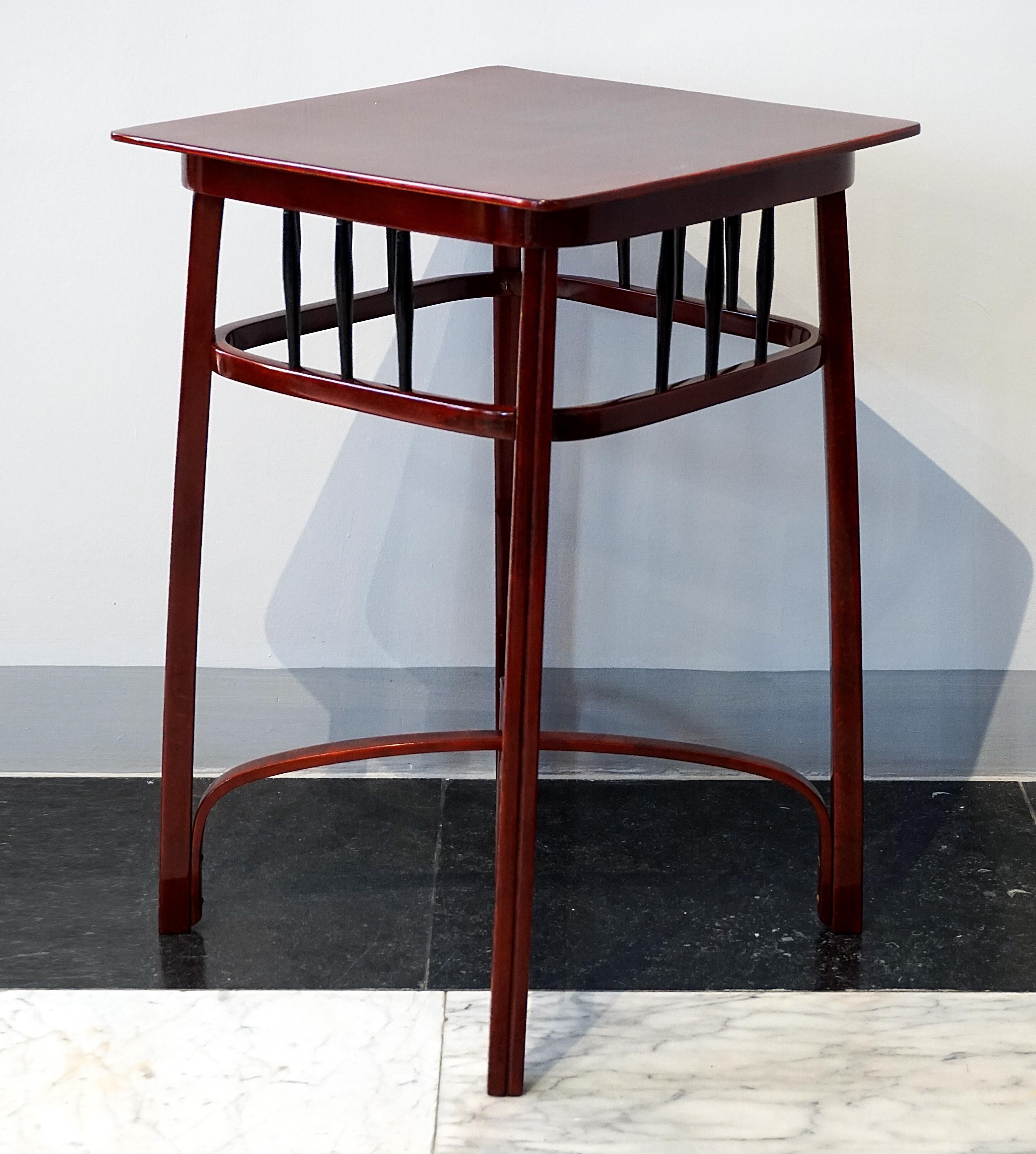 Elegant Art Nouveau waiting table, or flower table, on slightly outwardly curved legs, with decorative struts underneath the table top and in the base area.
High-quality handcrafted furniture with decorative bentwood elements that combine formal