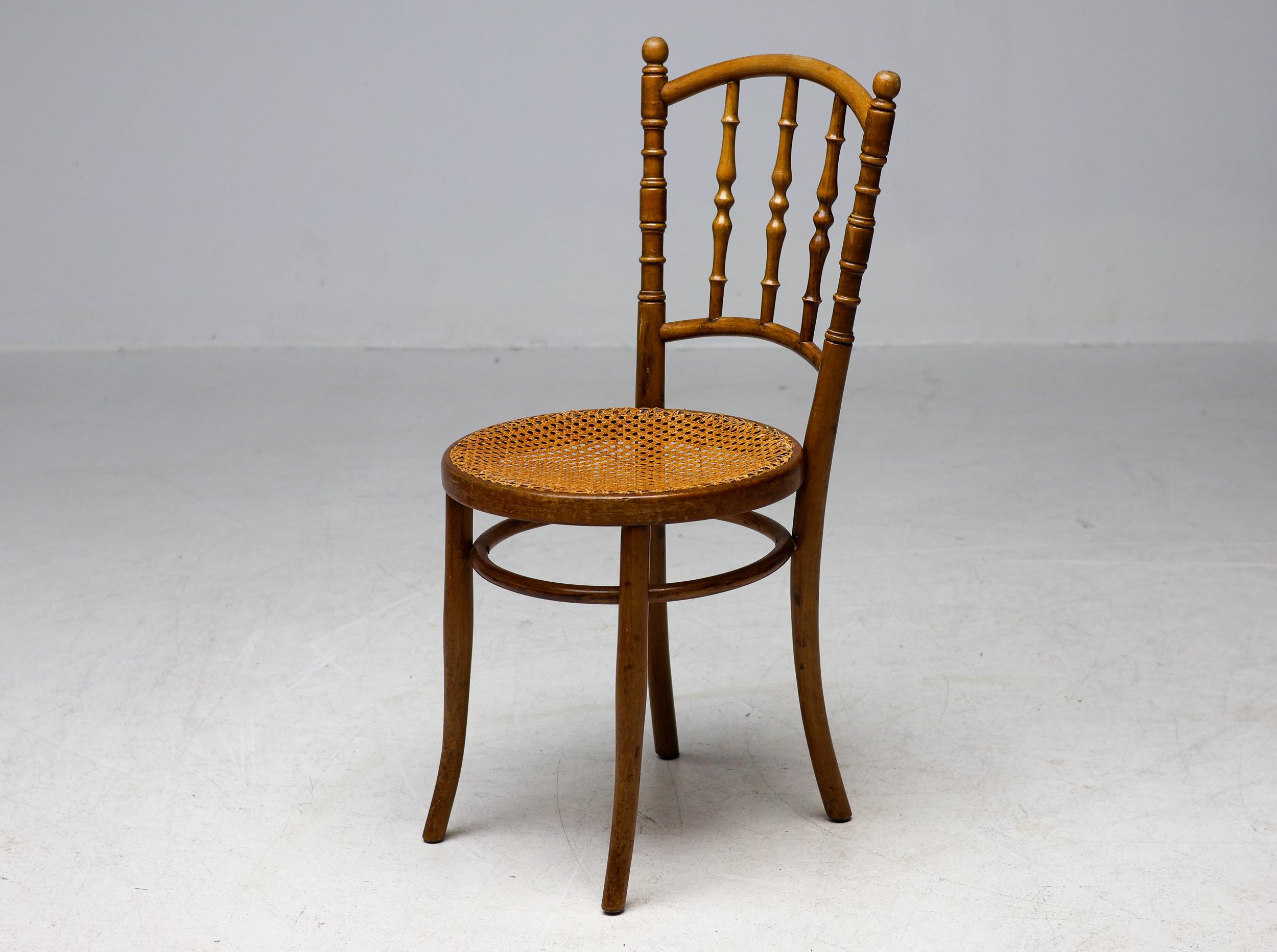 Sedia in legno curvo e rattan Jacob and Josef Kohn, prodotta in Austria, circa 1950.  
In condizioni originali, con un'usura coerente con l'età e l'uso, che conserva una bella patina.
Marcato con un timbro sotto il sedile, come mostrato.
Coppia