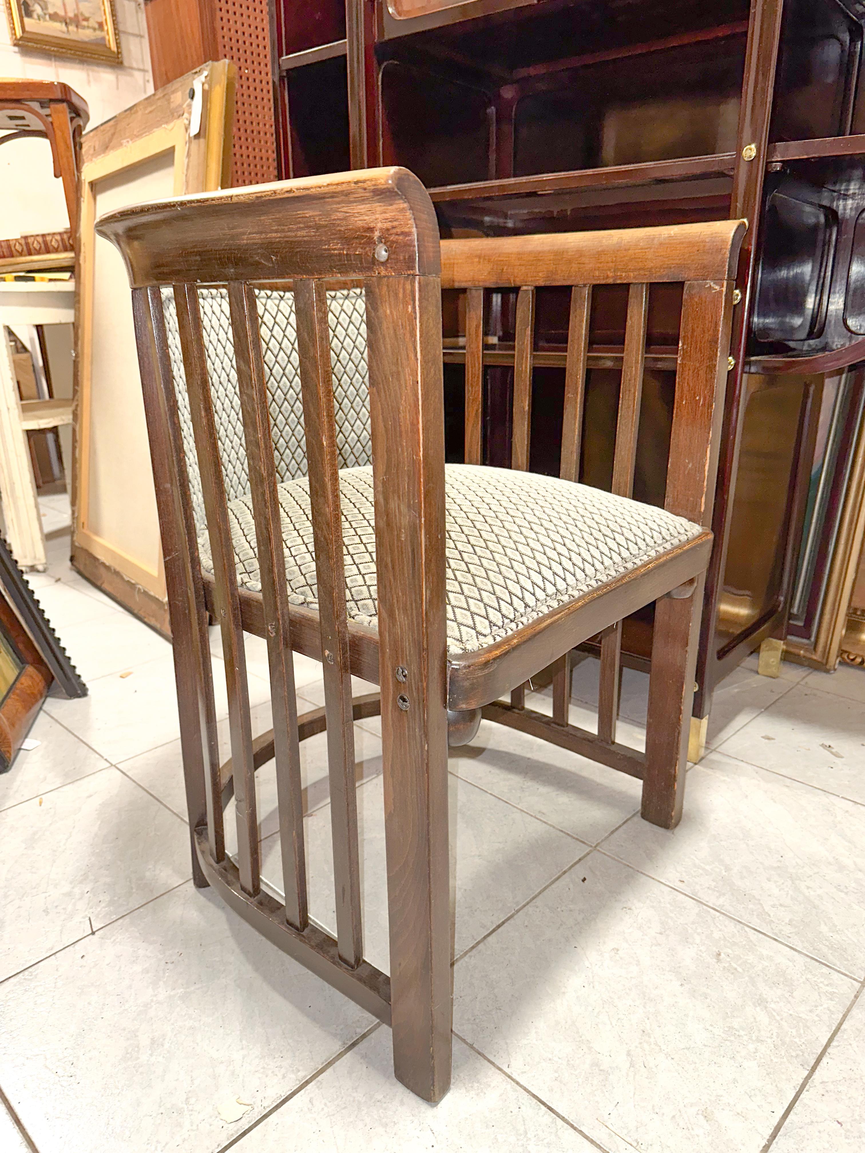 This Fledermaus armchair, designed by Josef Hoffmann for J.&J. Kohn around 1900, is a striking example of early 20th-century Viennese design. Hoffmann, a key figure in the Wiener Werkstätte movement, was known for his ability to merge functionality