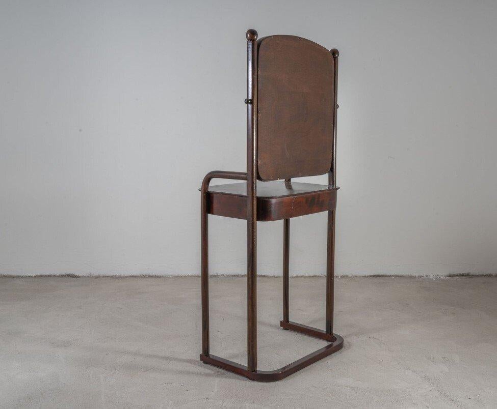 Tavolino da toeletta n. 1134 di Josef Hoffmann per J. & J. Kohn

Disegnato da Josef Hoffmann per J. & J. Kohn, questo tavolino da toilette n. 1134 è un raffinato esempio di design viennese del primo Novecento. Realizzato in mogano tinto scuro, il