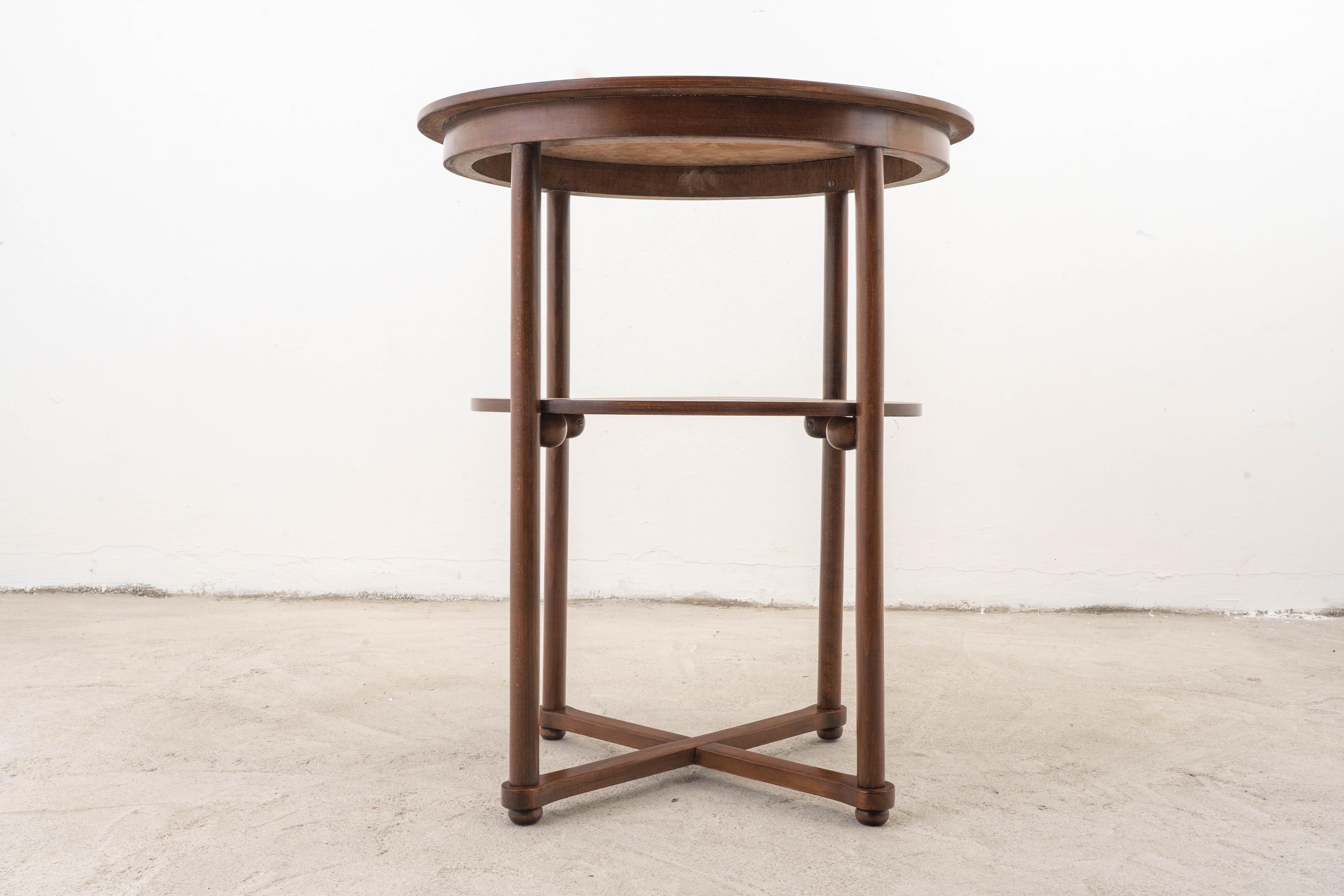 Tavolino ovale di Josef Hoffmann per J.J. Kohn, modello 34/AT
Progettato dal famoso architetto e designer Josef Hoffmann, questo squisito tavolino è un ottimo esempio di artigianato dei primi del Novecento. Prodotto da J.J. Kohn, questo pezzo