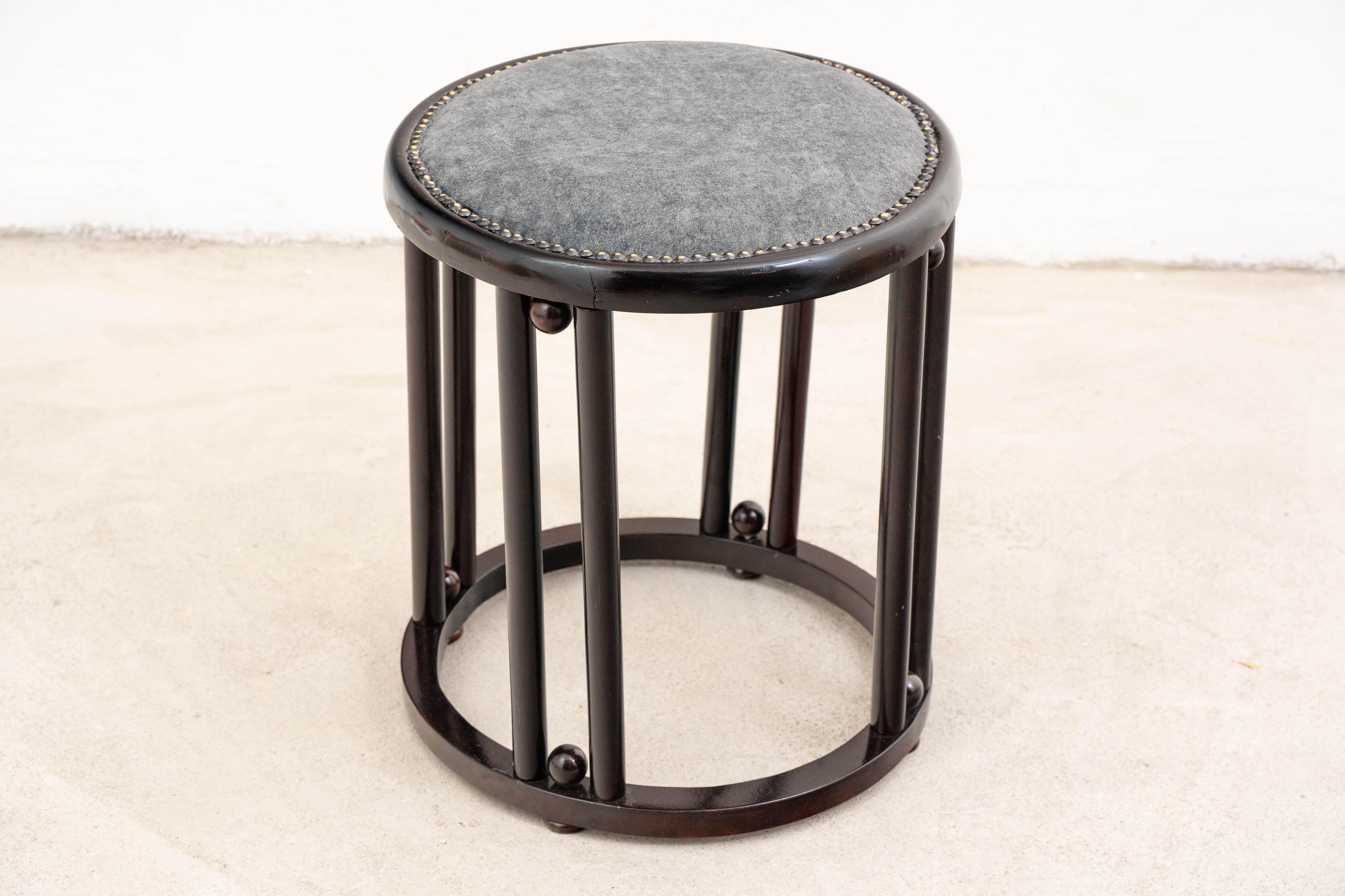 J.&J. Kohn - Josef Hoffmann - Taburete - Haya en Bueno estado para la venta en Budapest, HU