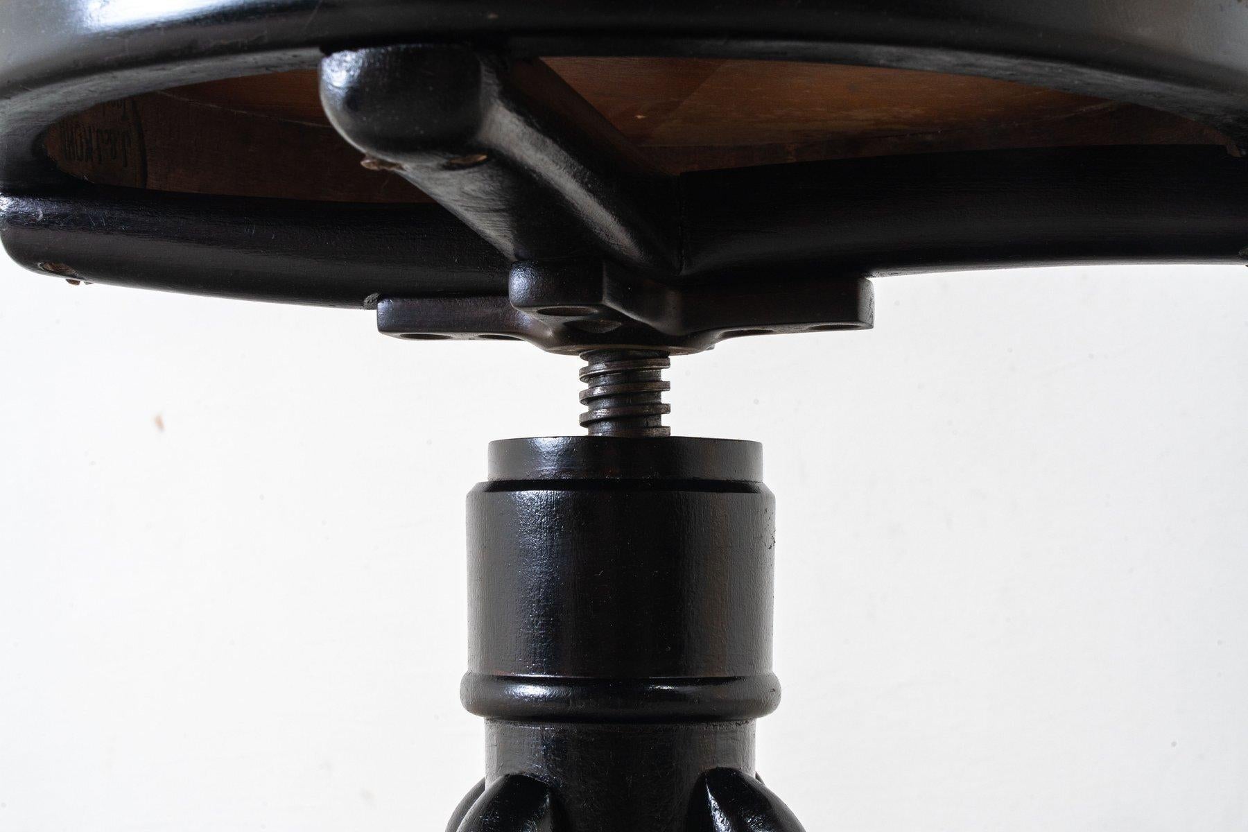 J.&J. Kohn - Tabouret - Beeche en vente 1
