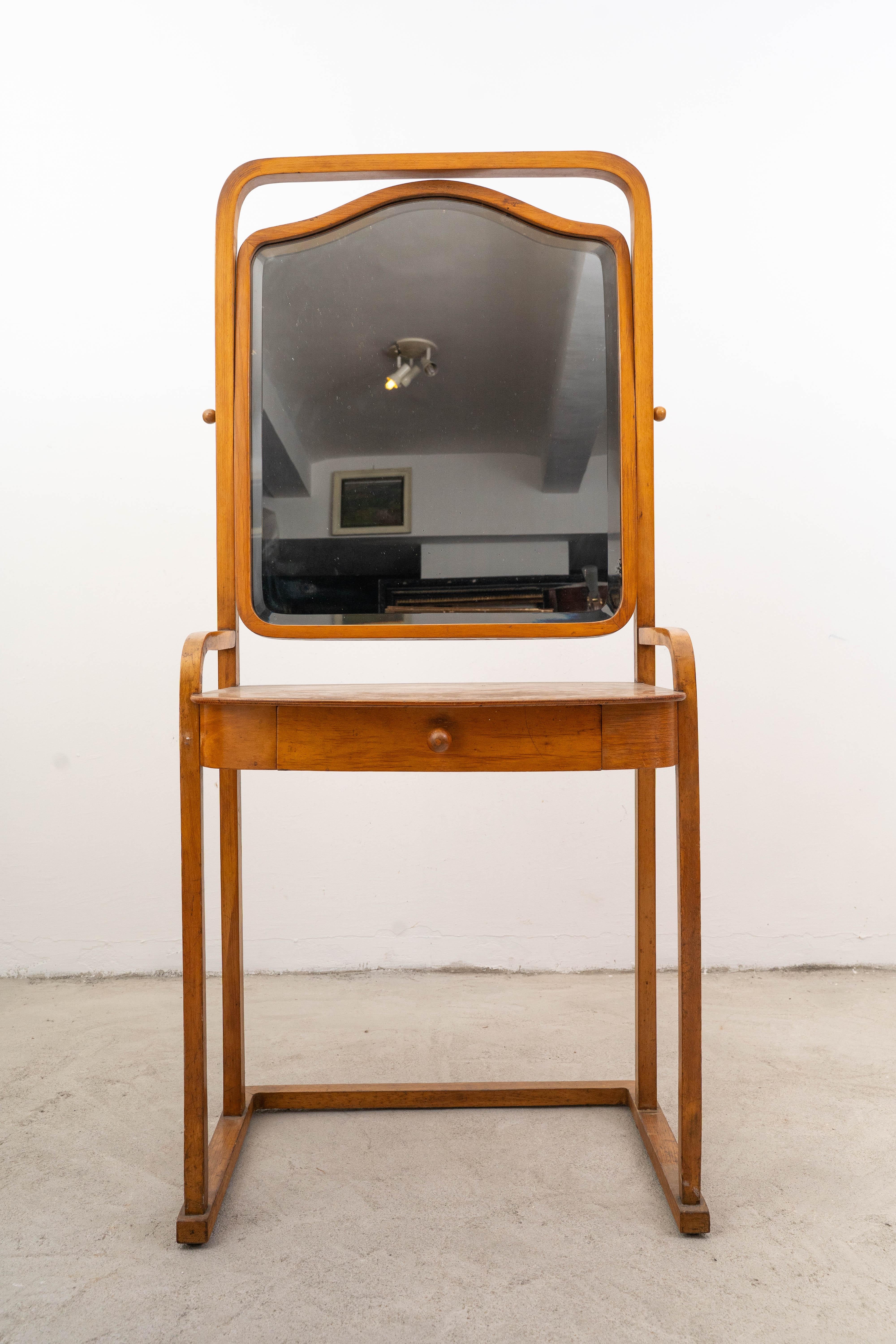 Miroir de courtoisie de Josef Hoffmann n° 1135 pour Jacob & Josef Kohn, vers 1905 - Design documenté

Exemple rare et raffiné du premier modernisme viennois, ce miroir de courtoisie n° 1135 a été conçu par Josef Hoffmann pour Jacob & Josef Kohn vers