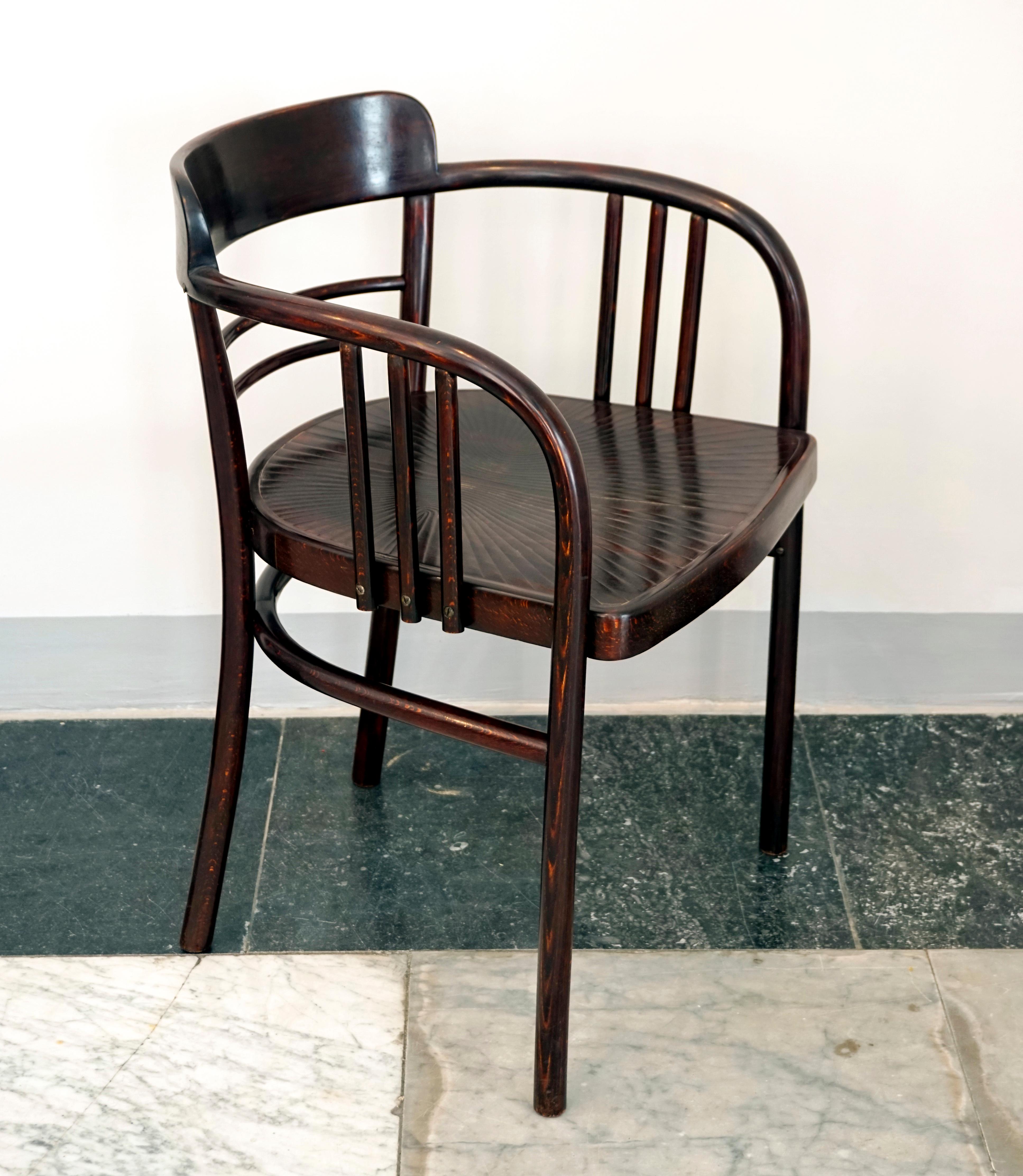 Handgefertigter Sessel aus hochwertigem, formschön gebogenem Buchenholz, mahagonigebeizt, Schellack handpoliert.
 
Hergestellt von JACOB & JOSEF KOHN, Wien, um 1900

Modellnummer T 1253

Maßnahmen:
Höhe:  77.0 cm / 30,31 Zoll
Sitz:     47.0 cm /