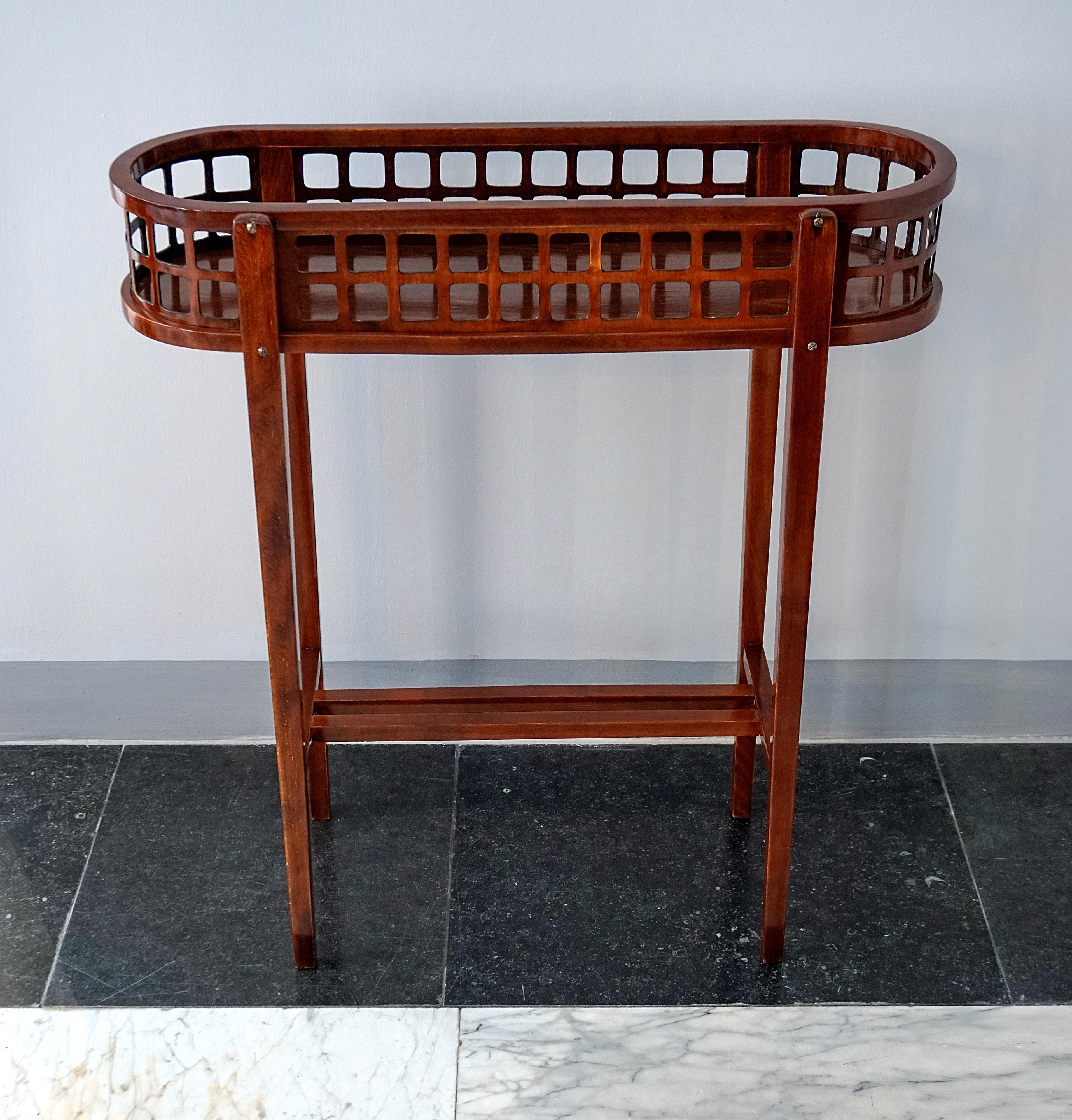 Elegante jardinière in stile Art Nouveau su quattro alte gambe, dalla forma snella e allungata con estremità arrotondate, con un delicato reticolo sulla parete come unico ornamento tipico, come Josef Hoffmann amava incorporare nei suoi design