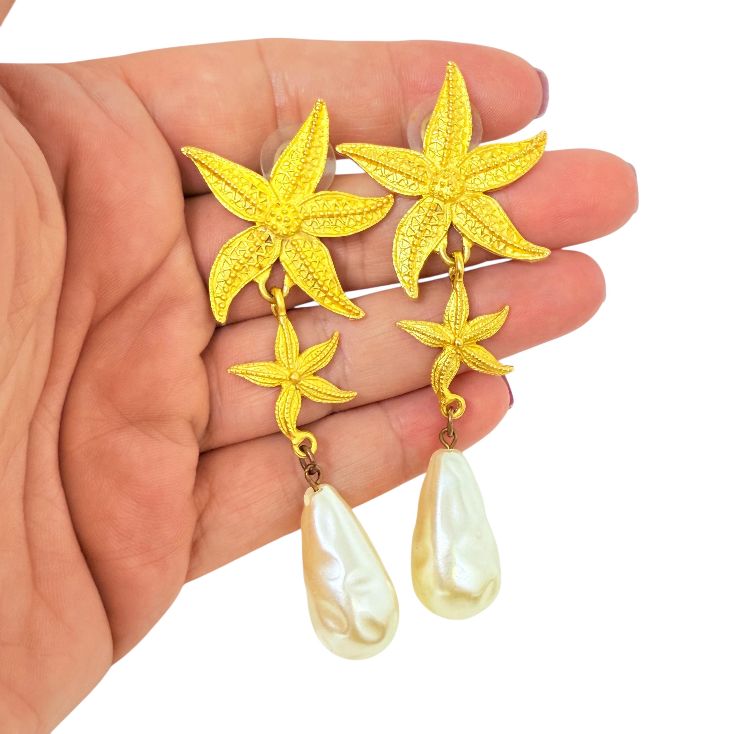 DETAILS

- • unterzeichnet JJ

- • goldfarben mit Kunstperlen 

- • Vintage-Designer-Ohrringe
 
MASSNAHMEN  

- • CONDIT

- •  sehr guter Vintage-Zustand mit minimalen Gebrauchsspuren 

 Sku 53

❤️❤️   VINTAGE-DESIGNER-SCHMUCK   ❤️❤️

❤️❤️ 