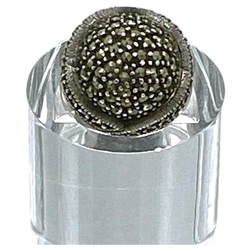 Il s'agit d'une bague cocktail signée JJ en sterling et marcassite avec un anneau de protection (peut être une bague de taille 5 ou 6,5). Cette bague en argent sterling oxydé a un dôme de 0,75 pouce de haut avec un design de turban enveloppant et il