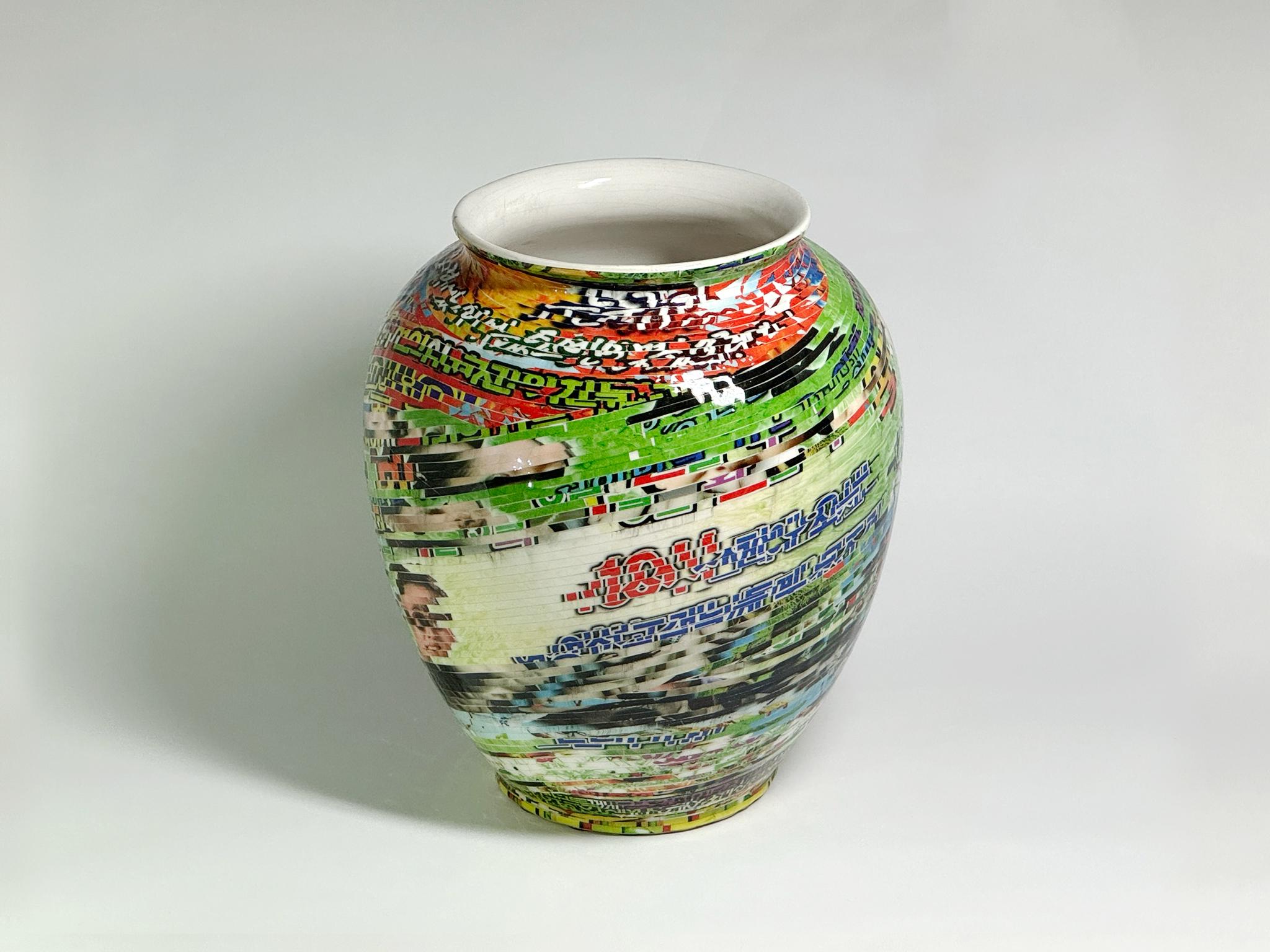 Jjirasi-Vase #01, 2023 von Yongwon Noh
Aus der Serie Jjirasi 
Keramik, PVC-Aufkleber und Harz
Größe: 9 in. H x 7.8 in. W x 7.8 in. D
Gewicht: 3kg Unverpackt
Einzigartiges Stück
Signatur auf dem Boden der Vase

Jjirasi Vase erforscht die miteinander