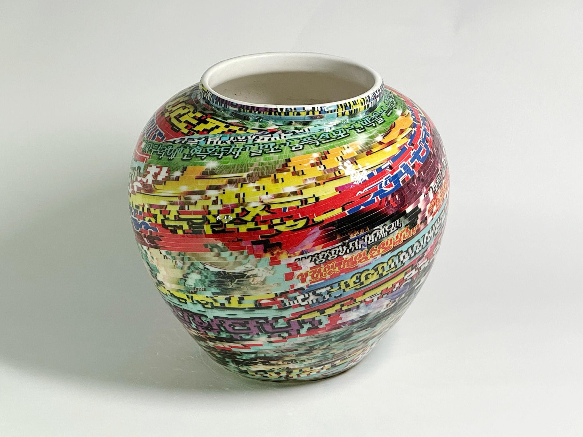 Jjirasi-Vase #02, 2023 von Yongwon Noh
Aus der Serie Jjirasi 
Keramik, PVC-Aufkleber und Harz
Größe: 7,8 Zoll. H x 8.6 in. W x 8.6 in. D
Gewicht: 3kg Unverpackt
Einzigartiges Stück
Signatur auf dem Boden der Vase

Jjirasi Vase erforscht die