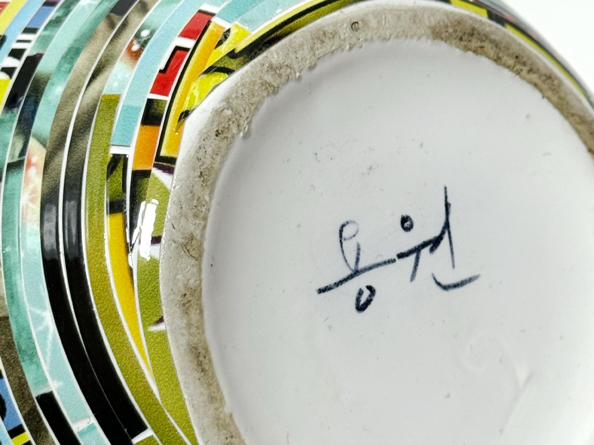 Jjirasi-Vase #03, 2023 von Yongwon Noh
Aus der Serie Jjirasi 
Keramik, PVC-Aufkleber und Harz
Größe: 6,3 Zoll. H x 6.3 in. W x 6.3 in. D
Gewicht: 3kg Unverpackt
Einzigartiges Stück
Signatur auf dem Boden der Vase

Jjirasi Vase erforscht die
