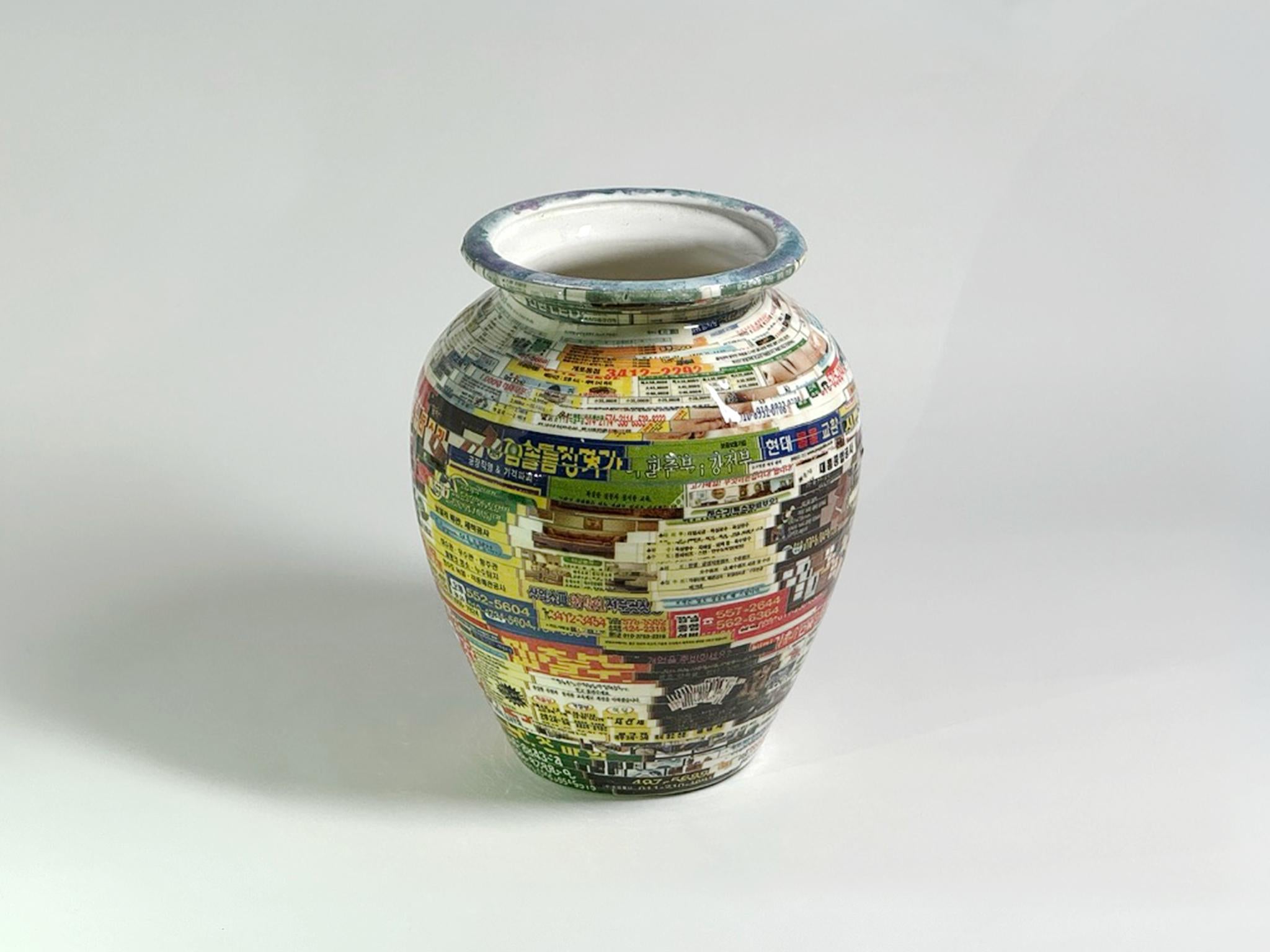 Jjirasi-Vase #04, 2021 von Yongwon Noh
Aus der Serie Jjirasi 
Keramik, PVC-Aufkleber und Harz
Größe: 6,6 Zoll. H x 5.5 in. B x 5,5 Zoll (ca. 13,5 cm) D
Gewicht: 3kg Unverpackt
Einzigartiges Stück
Signatur auf dem Boden der Vase

Jjirasi Vase