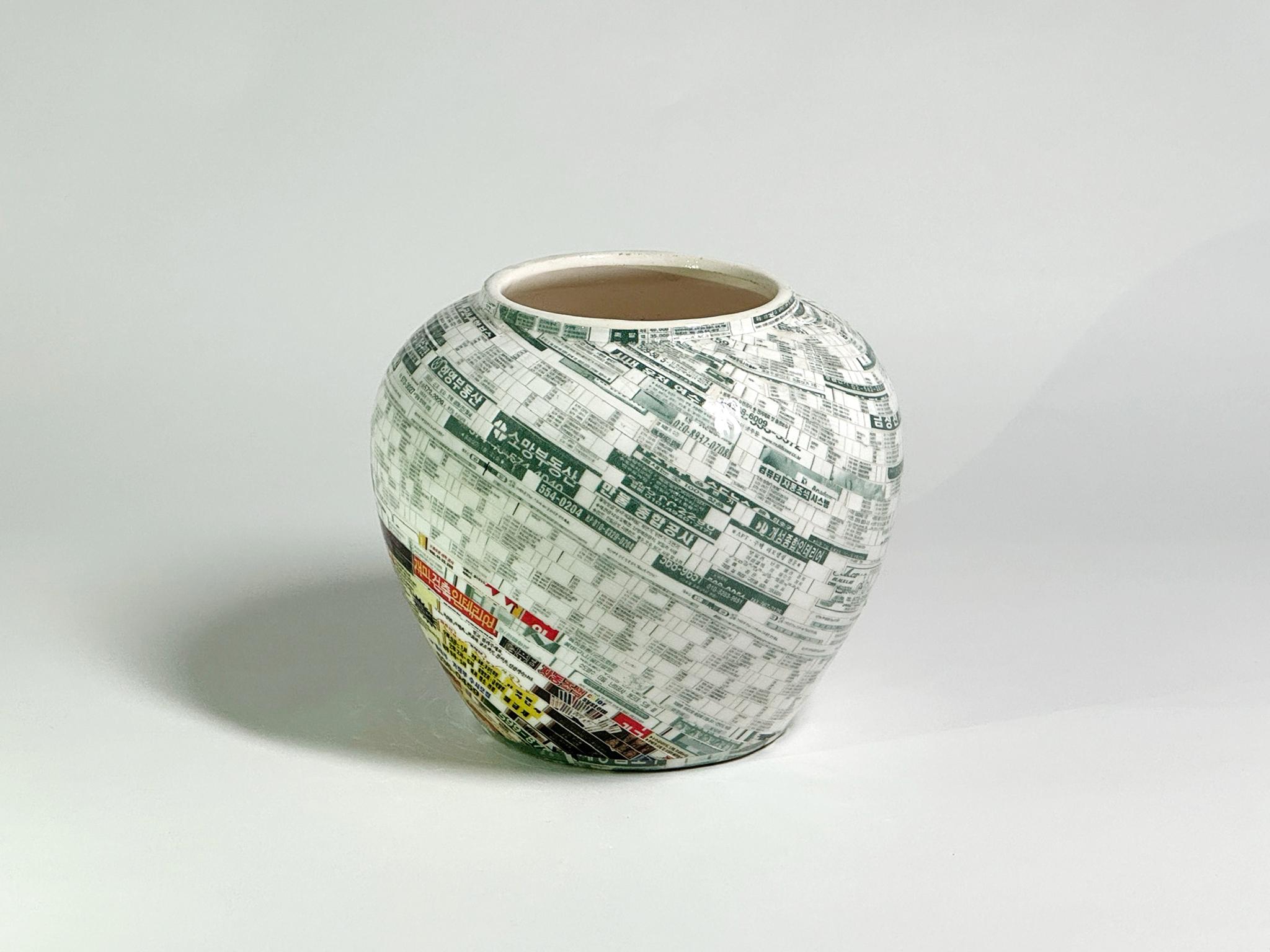 Jjirasi-Vase #05, 2021 von Yongwon Noh
Aus der Serie Jjirasi 
Keramik, PVC-Aufkleber und Harz
Größe: 3.9 Zoll. H x 4.7 in. W x 4.7 in. D
Gewicht: 3kg Unverpackt
Einzigartiges Stück
Signatur auf dem Boden der Vase

Jjirasi Vase erforscht die