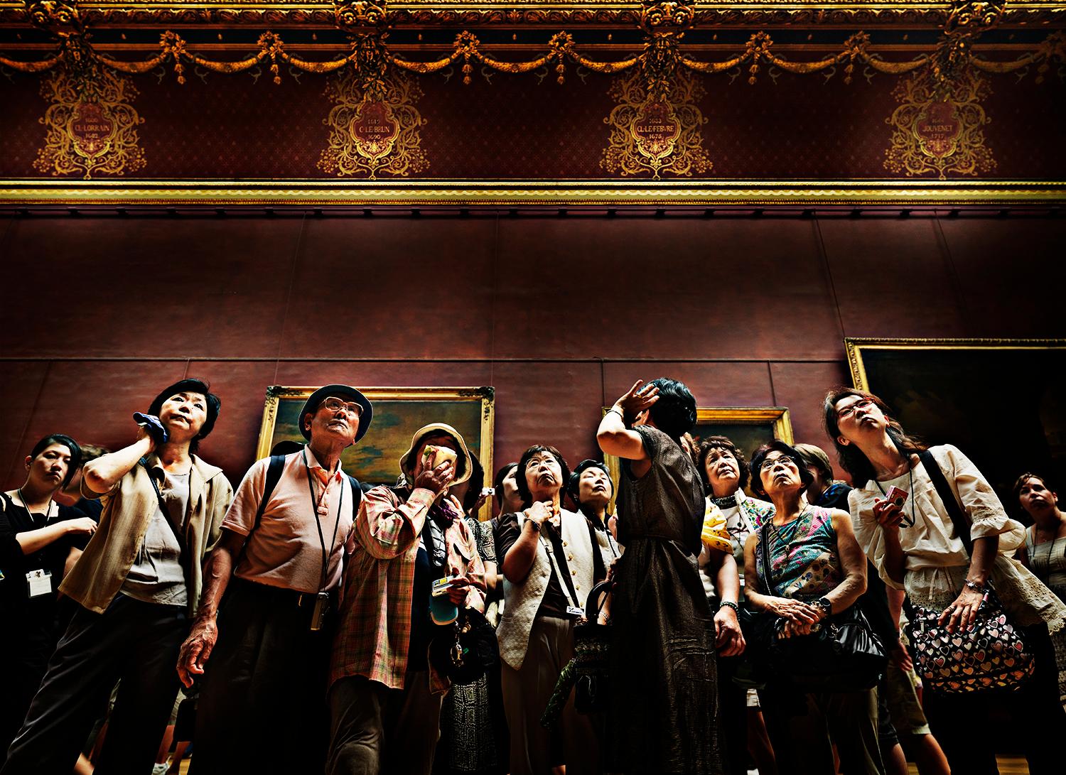 Portrait Photograph di JJK - Momenti al Louvre, Fotografia, Edizione limitata, Strada, Parigi