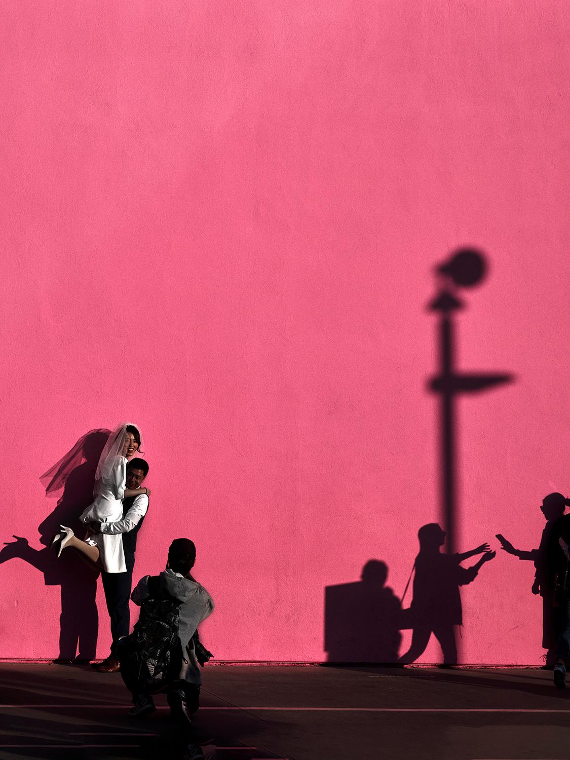 Muro Rosa en Los Ángeles
Edición de 25 ejemplares
firmado y numerado por el artista

El muro rosa de Los Ángeles es un punto de atracción para fotógrafos e influencers. Lo utilizan como telón de fondo y posan delante de él.

JJK es el seudónimo de