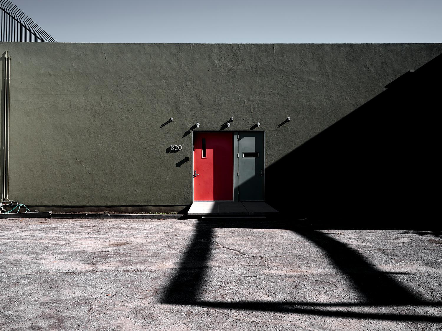Color Photograph di JJK - Red Door, Fotografia, Edizione limitata, Los Angeles, Architettura
