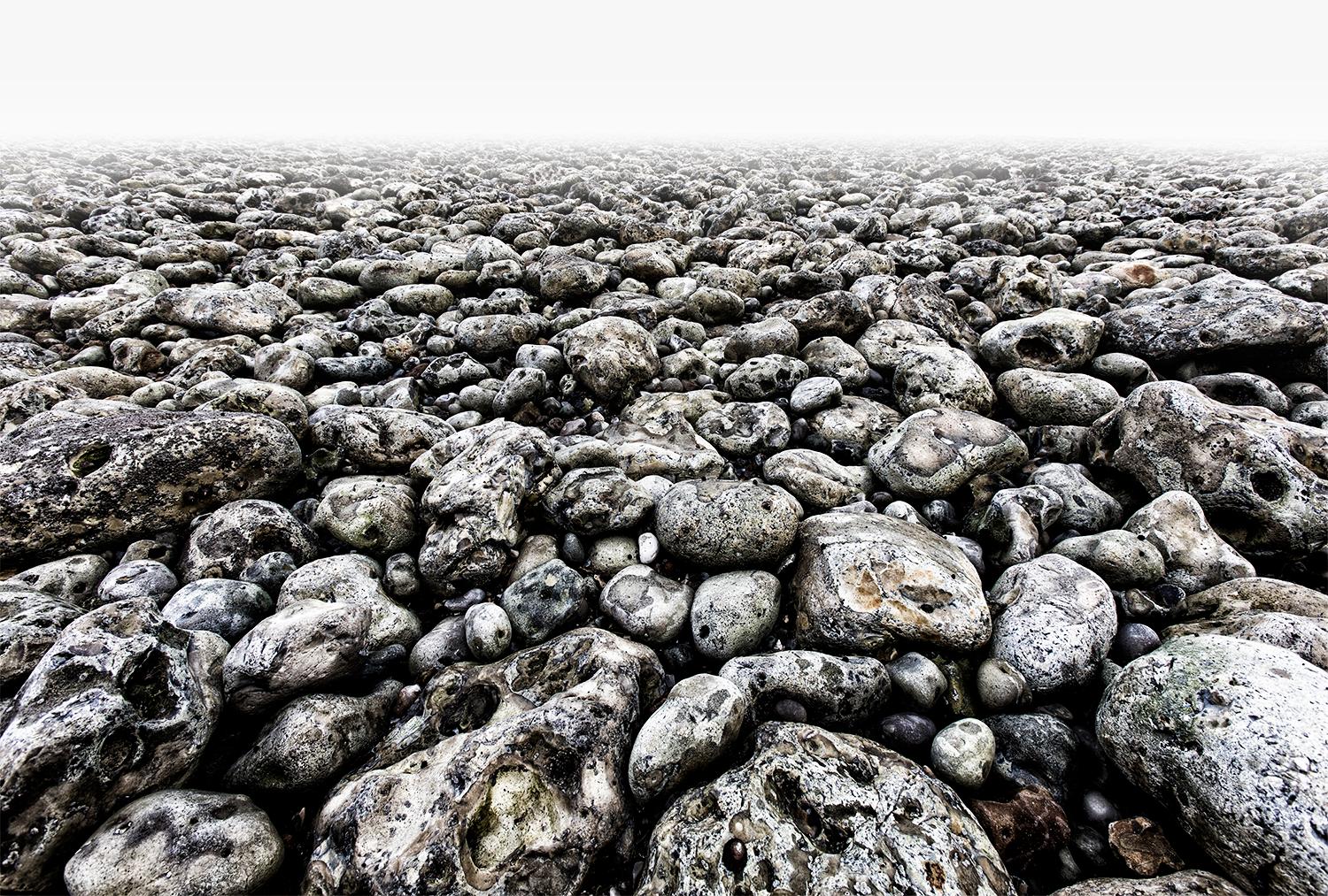 Edición de 25 ejemplares
firmado y numerado por el artista

Piedras en marea baja en la playa de Normandía. Parecen cráneos que han sido recogidos.

JJK es el seudónimo de uno de los artistas fotográficos de más éxito del mundo.
En su serie "Siempre