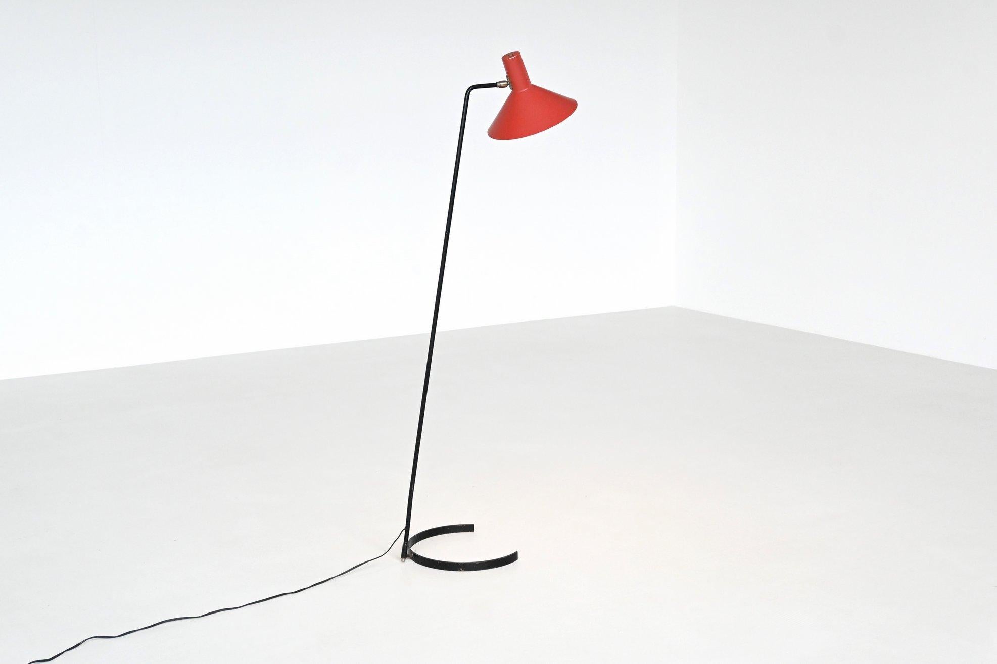 Magnifique lampadaire minimaliste modèle 8025 conçu par J.J.M. Hoogervorst et fabriqué par Anvia, Pays-Bas 1957. Ce lampadaire remarquable date de sa première production en 1957. Il est doté de l'abat-jour rouge d'origine, une pièce rare pour les