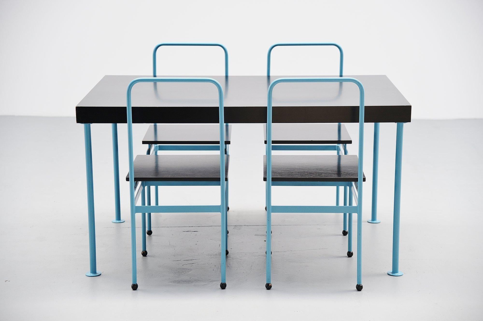 Rare ensemble de salle à manger conçu par J.J.P. Oud et fabriqué par Kollektor Perpetuel Den Haag, Pays-Bas 1979. Ce set a été conçu à l'origine pour eissenhof Siedlung Stuttgart en 1927. Il s'agit d'une réédition de 1979. Les chaises et tables