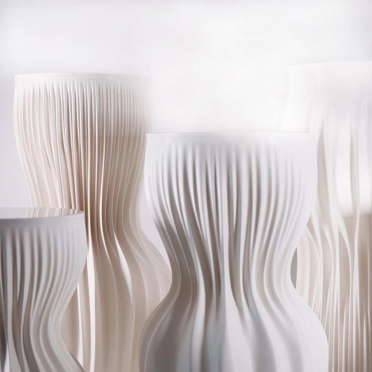 Die Lamella Pedestals bestehen aus vollständig 3D-gedruckten Sockeln, die sich in Form, Größe und Zweck unterscheiden. Dieses Angebot bezieht sich auf den hohen Lamellensockel. Die Lamella-Serie ist Teil der ständigen Sammlung des MAK (Museum für