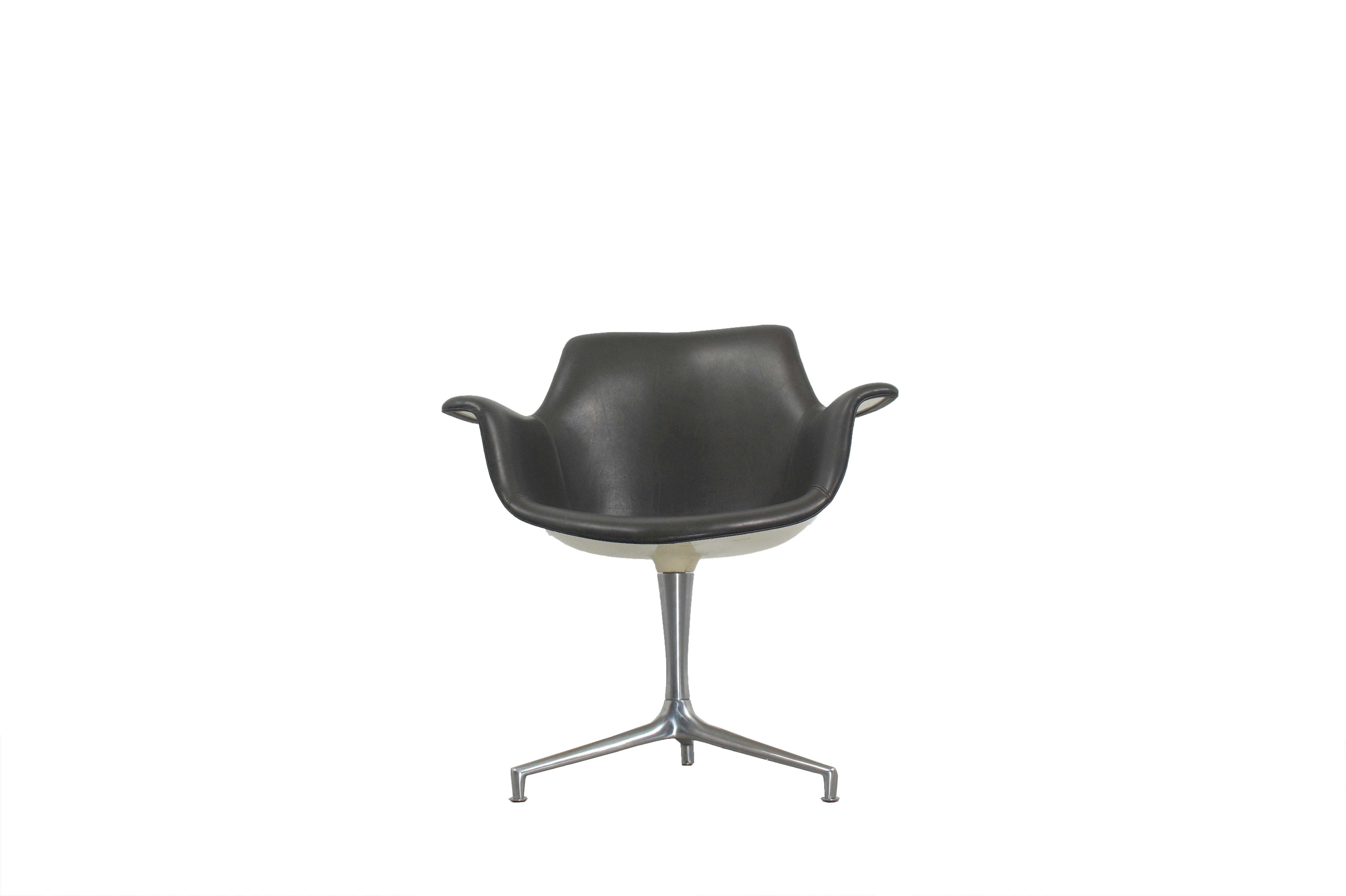 Rare fauteuil de direction en cuir JK810 conçu par Jorgen Kastholm et fabriqué par le fabricant allemand Alfred Kill International. 

La coque en fibre de verre est laquée et recouverte de cuir naturel noir et repose sur la base chromée et non